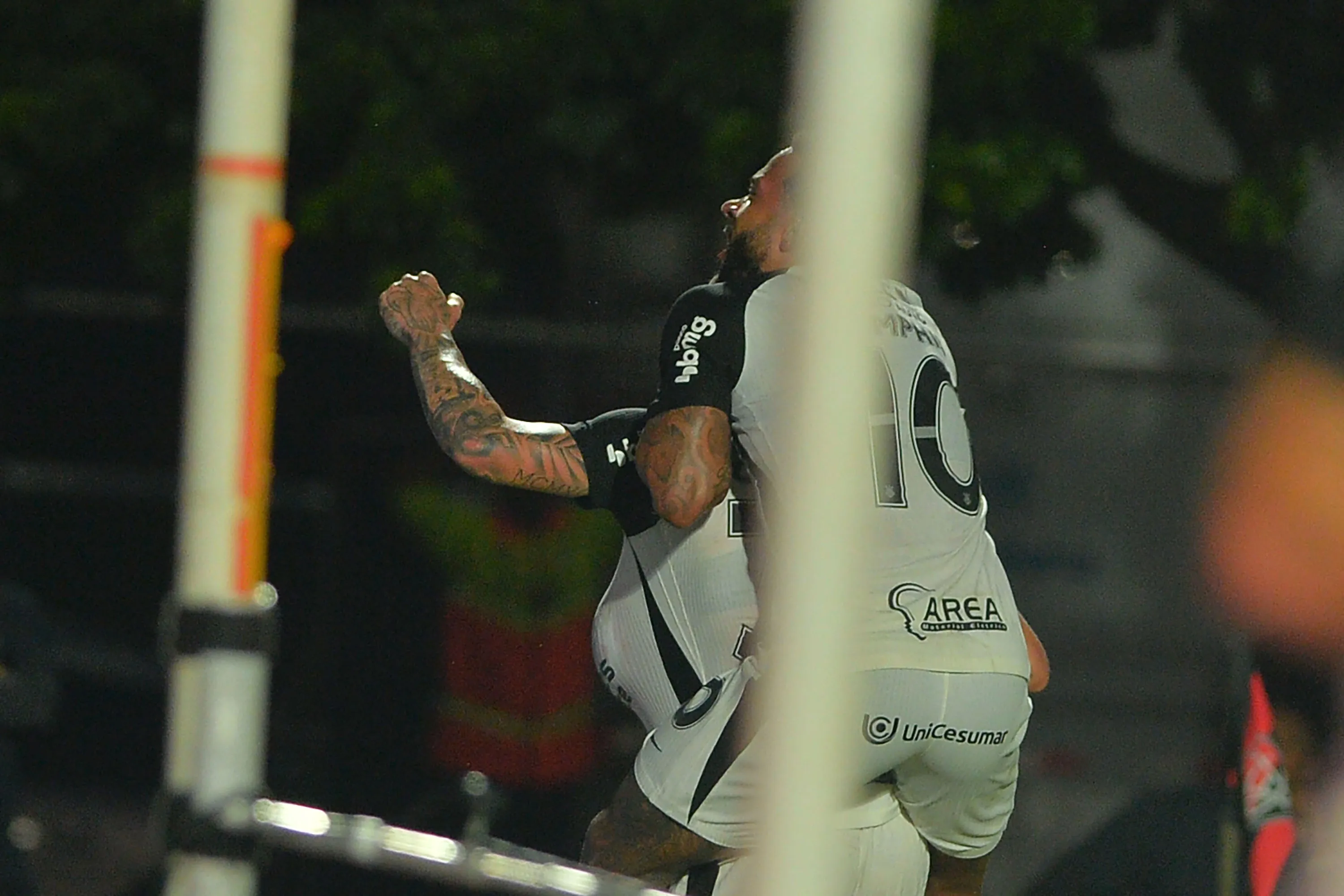 Charles jogador do Corinthians comemora seu gol com Memphis jogador da sua equipe durante partida contra o Vitoria no estadio Barradao pelo campeonato Brasileiro A 2025. Foto: Walmir Cirne/AGIF