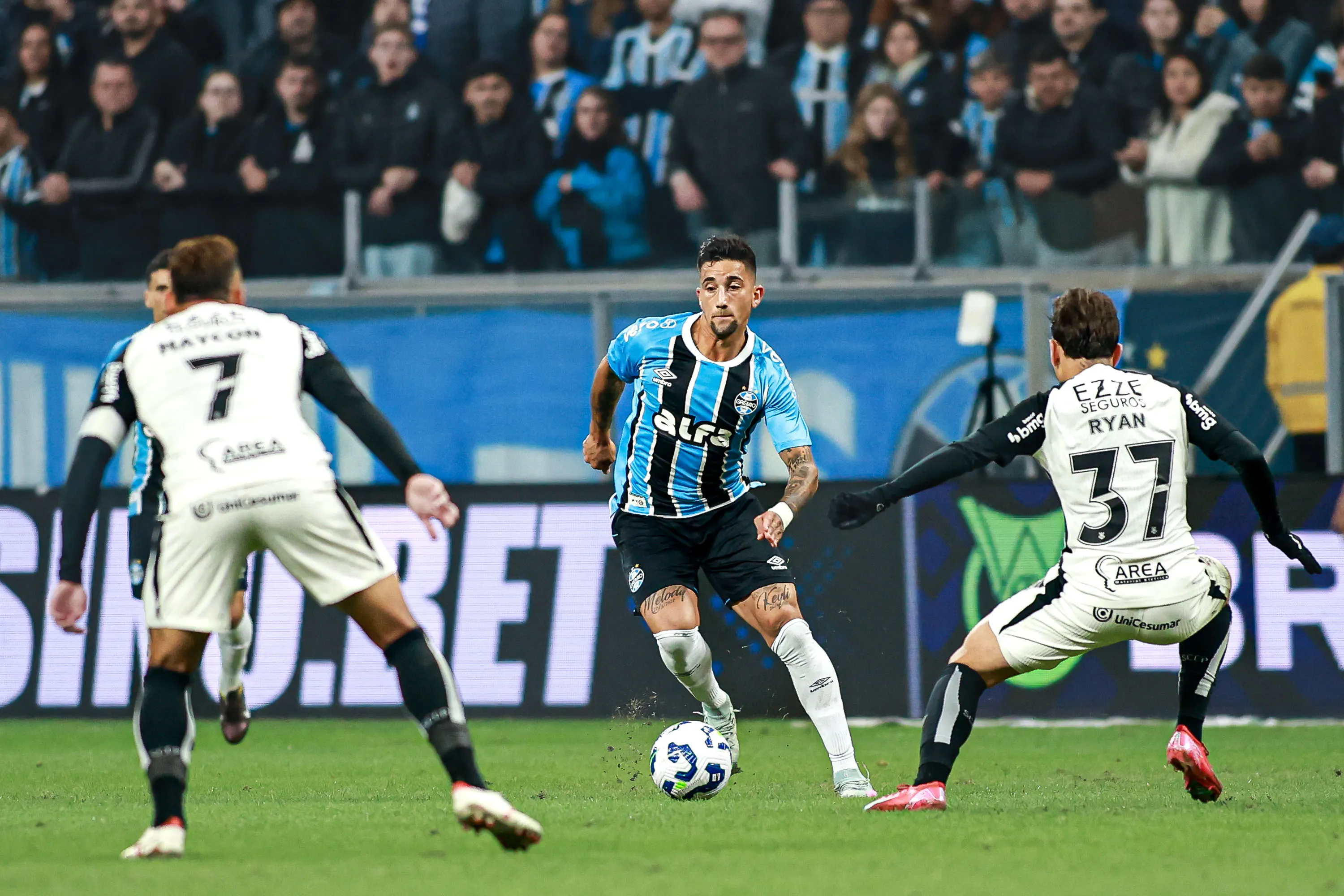 Cristian Olivera, jogador do Grêmio, durante partida contra o Corinthians na Arena do Grêmio pelo campeonato Brasileiro 2025. Foto: Maxi Franzoi/AGIF