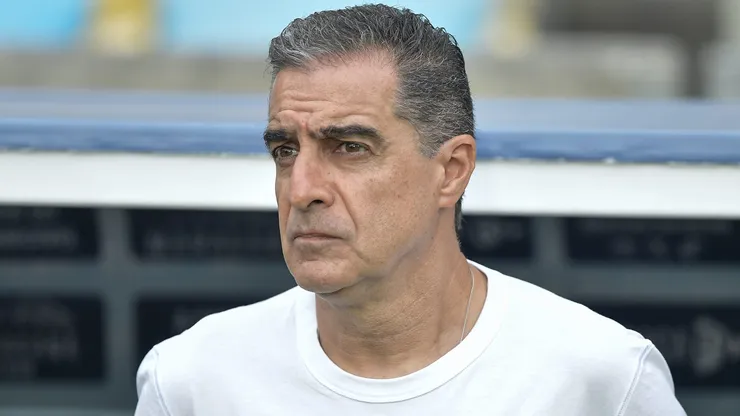Renato Paiva durante confronto entre Fortaleza e Fluminense no Brasileirão 2025.