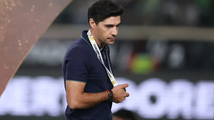 Abel Ferreira recebendo a medalha de vice da Libertadores pelo Palmeiras. Foto: Hector Vivas/Getty Images