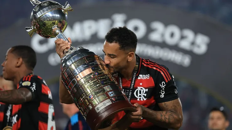 Danilo beijando a taça da Libertadores pelo Flamengo. Foto: Buda Mendes/Getty Images