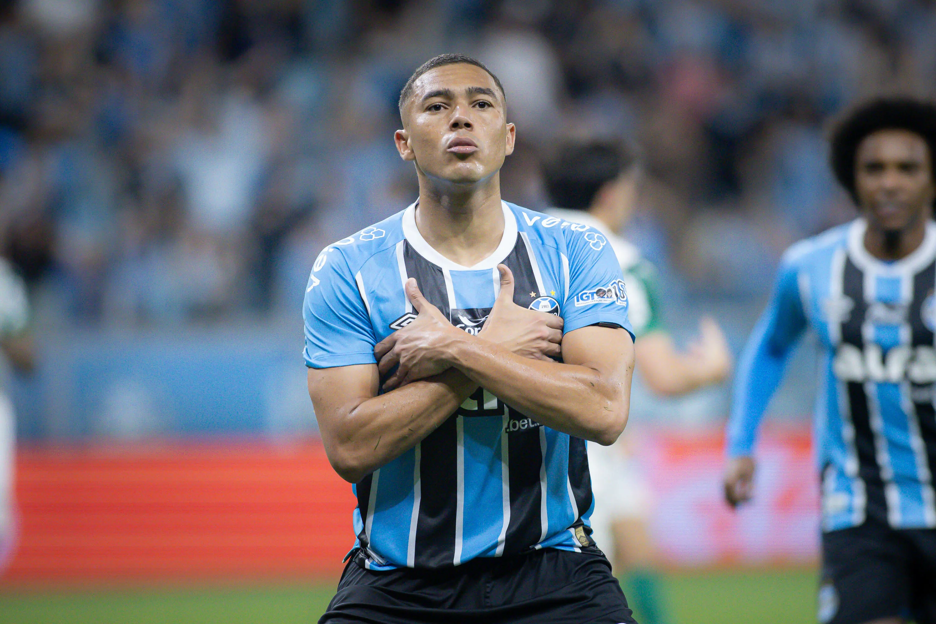 Destaque do time, atacante Carlos Vinícius está fora de Grêmio x Fluminense. Foto: Maxi Franzoi/AGIF