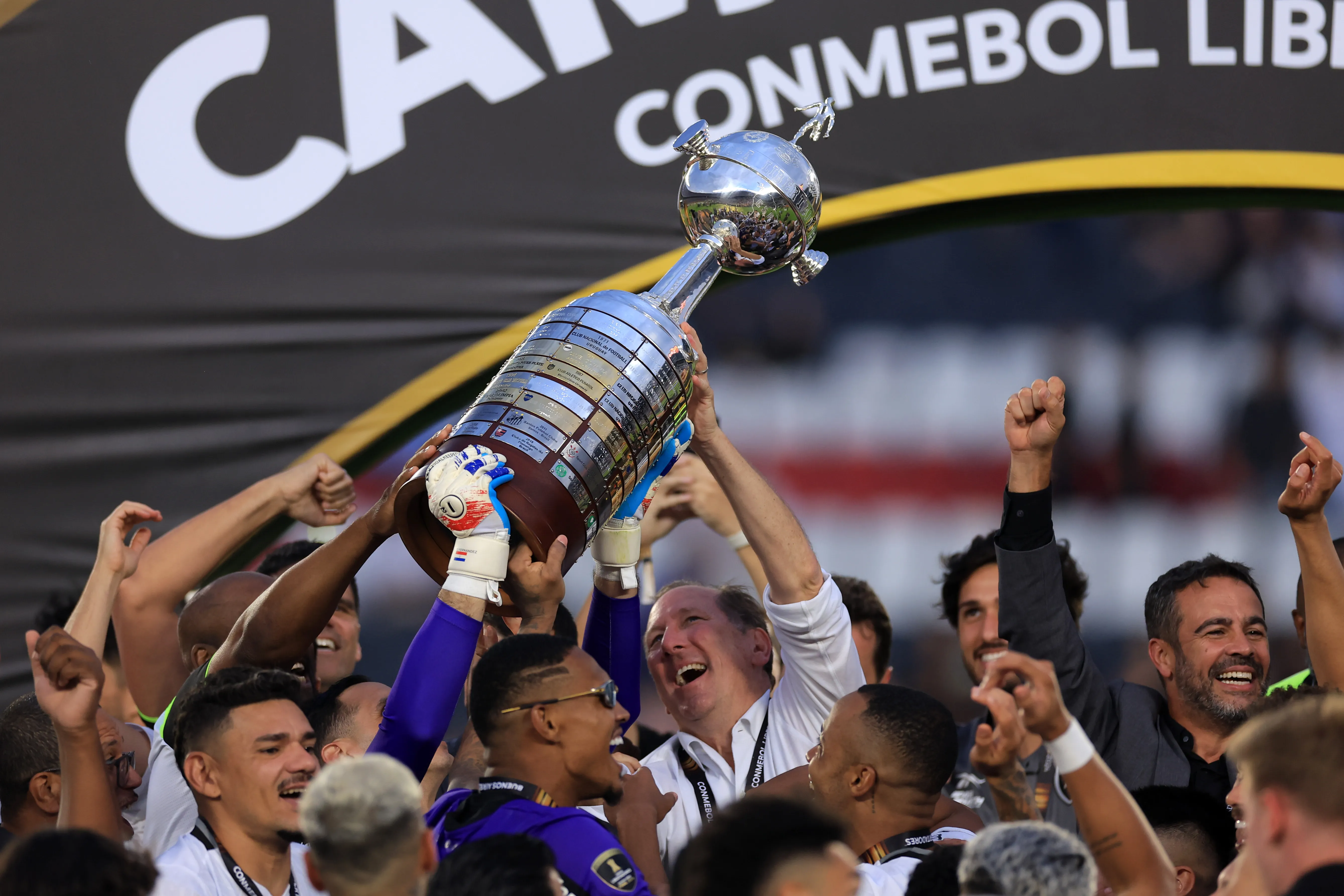 John Textor levanta a taça da Libertadores da América com o elenco. (Photo by Buda Mendes/Getty Images)