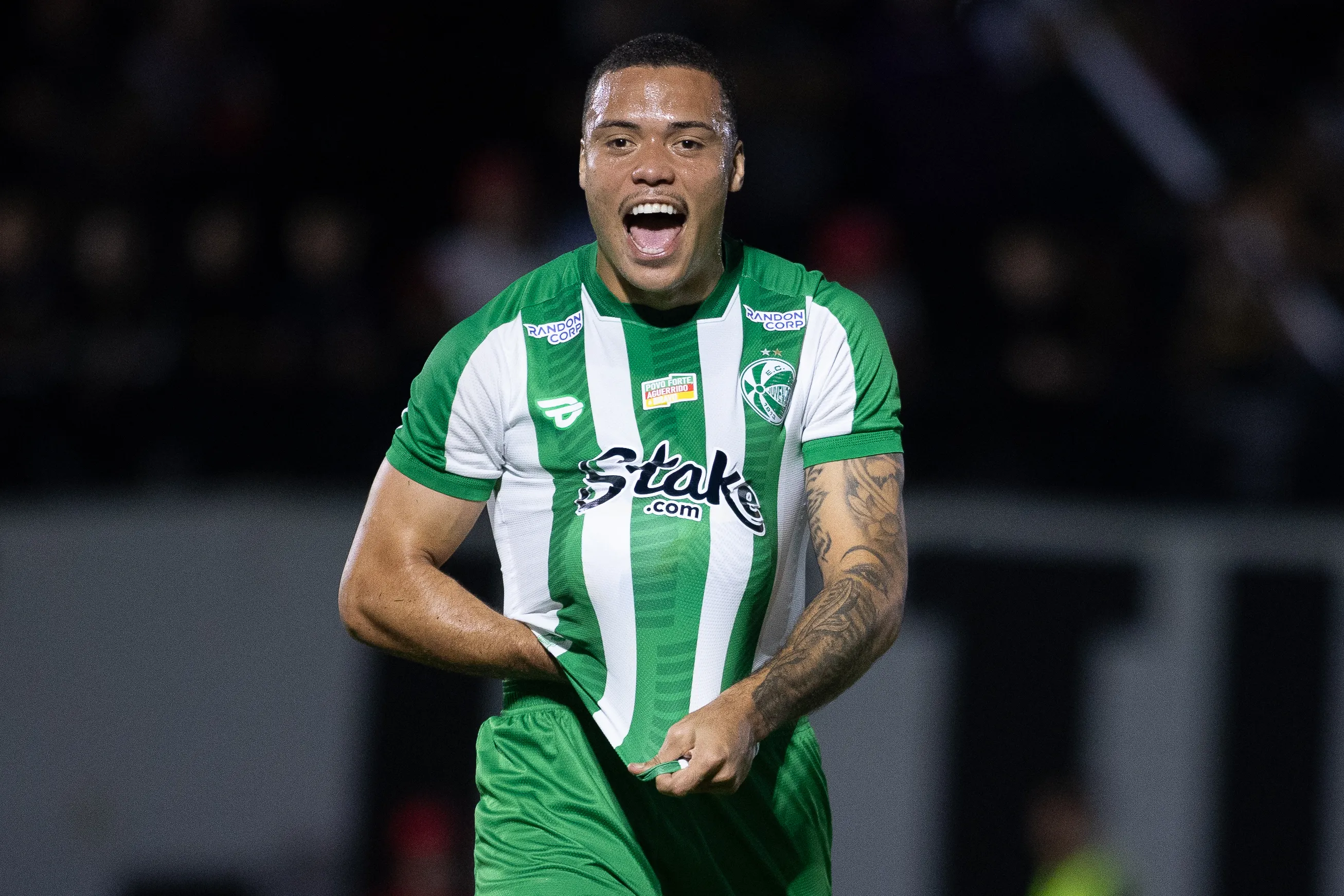 Luis Mandaca durante partida entre Juventude e Bragantino no Campeonato Brasileiro de 2024. Foto: Fabio Moreira Pinto/AGIF