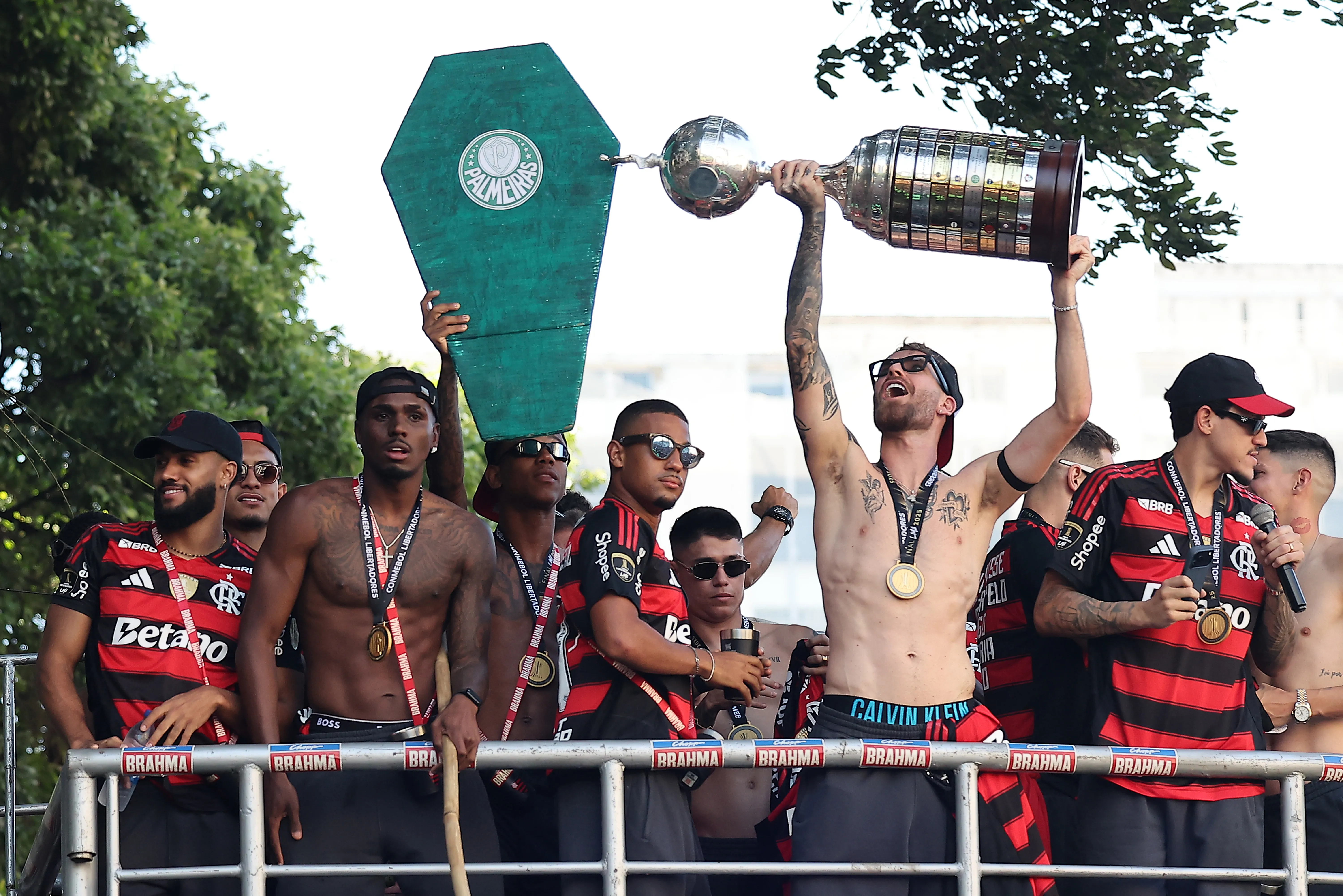 Jogadores comemoram com a torcida no centro do Rio de Janeiro. (Photo by Wagner Meier/Getty Images)
