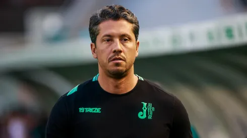 Carpini durante confronto contra o Bahia no Brasileirão de 2025.