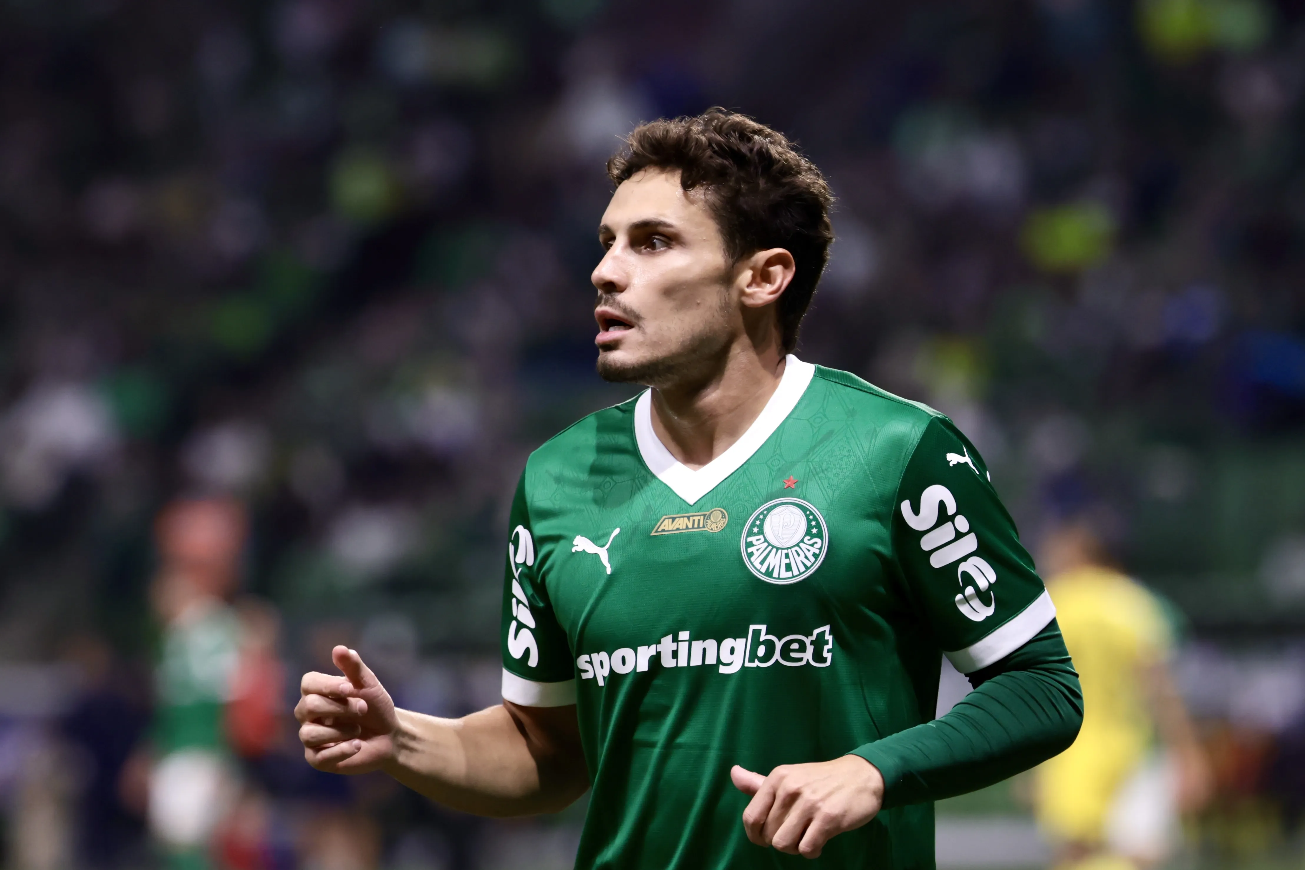 Raphael Veiga jogador do Palmeiras durante partida contra o Mirassol no estadio Arena Allianz Parque pelo campeonato Brasileiro A 2025. Foto: Marcello Zambrana/AGIF