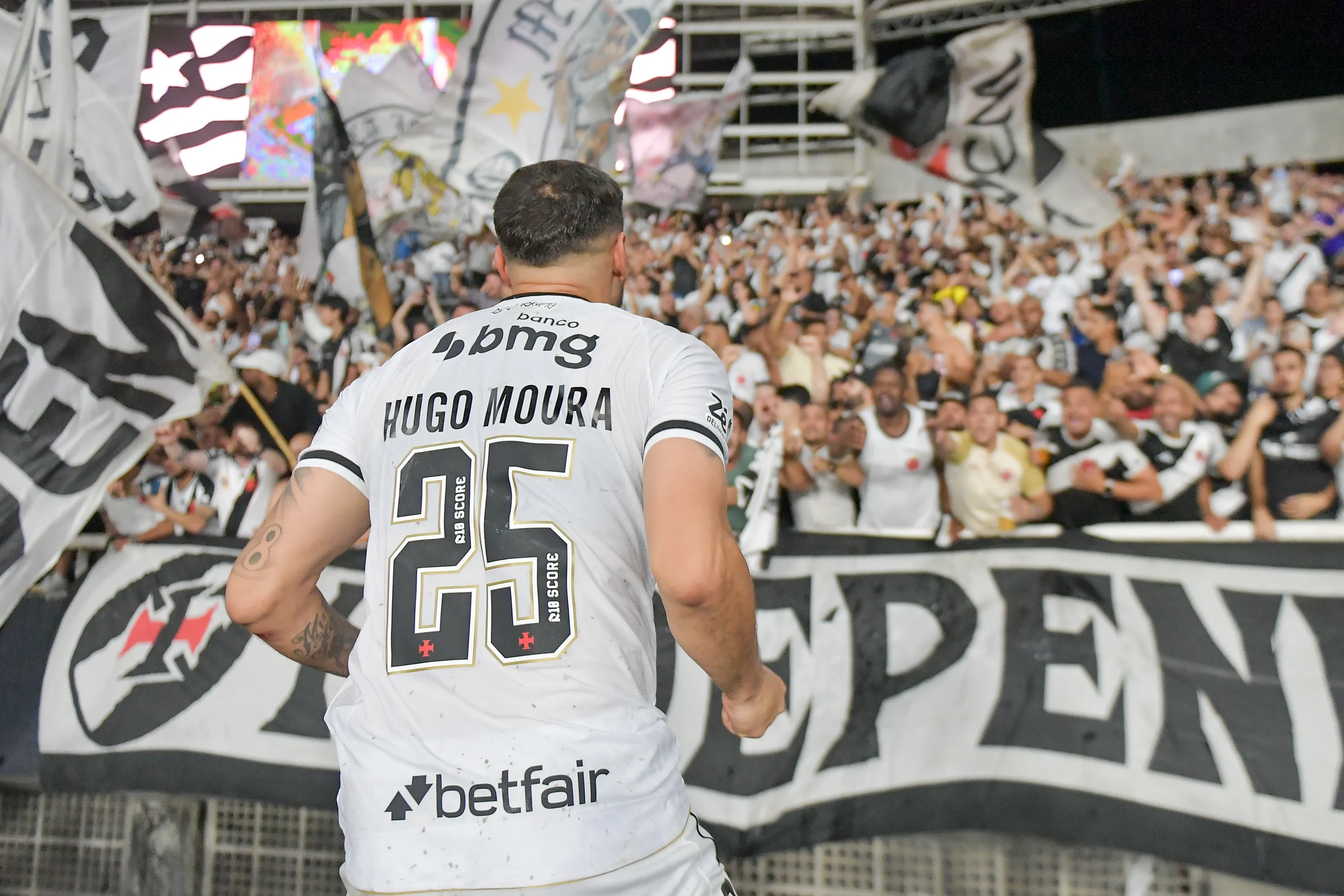 Hugo Moura jogador do Vasco comemora vitoria ao final da partida contra o Botafogo no estadio Engenhao pelo campeonato Copa Do Brasil 2025. Foto: Thiago Ribeiro/AGIF