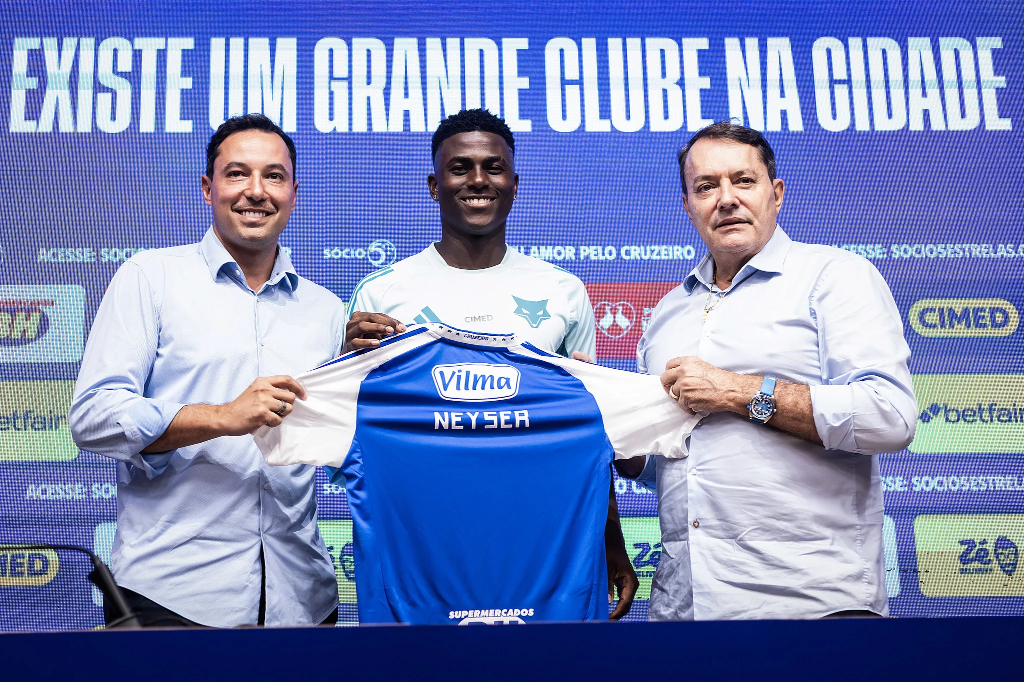 Foto: Gustavo Aleixo/Cruzeiro – Néiser Villarreal durante coletiva de apresentação no Cruzeiro.