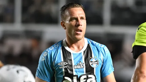 Arthur jogador do Gremio durante partida contra o Santos no estadio Vila Belmiro pelo campeonato Brasileiro A 2025. Foto: Jota Erre/AGIF