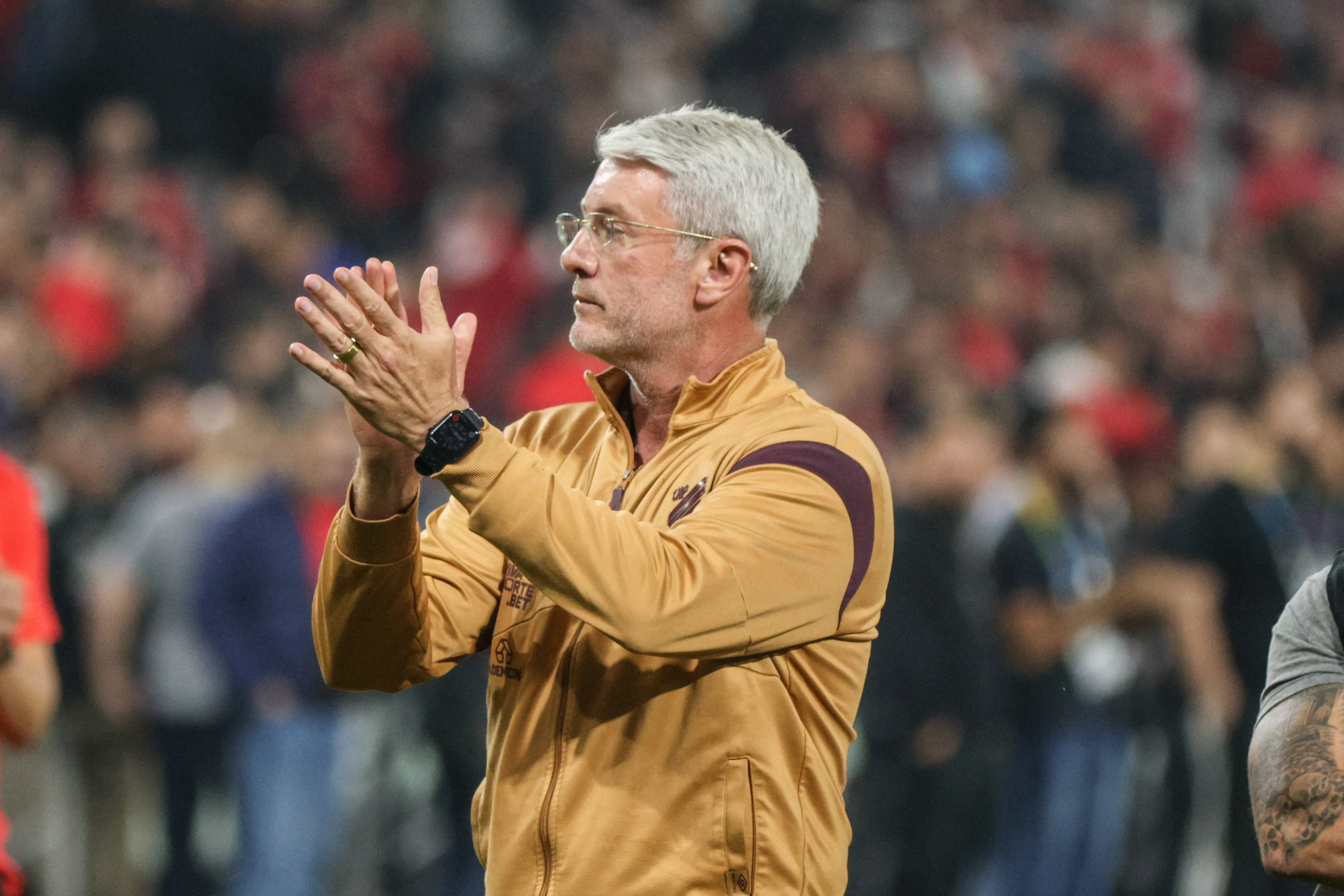 Odair Hellmann comandando o Athlético-PR na Série B –  Foto: Robson Mafra/AGIF