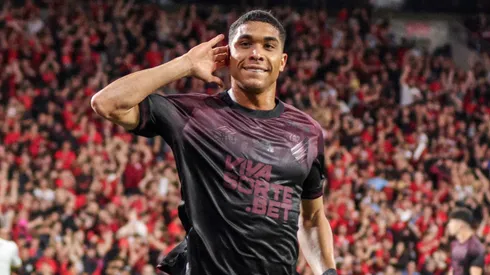 Julimar jogador do Athletico-PR comemora seu gol durante partida contra o Volta Redonda no estadio Arena da Baixada pelo campeonato Brasileiro B 2025. Foto: Robson Mafra/AGIF
