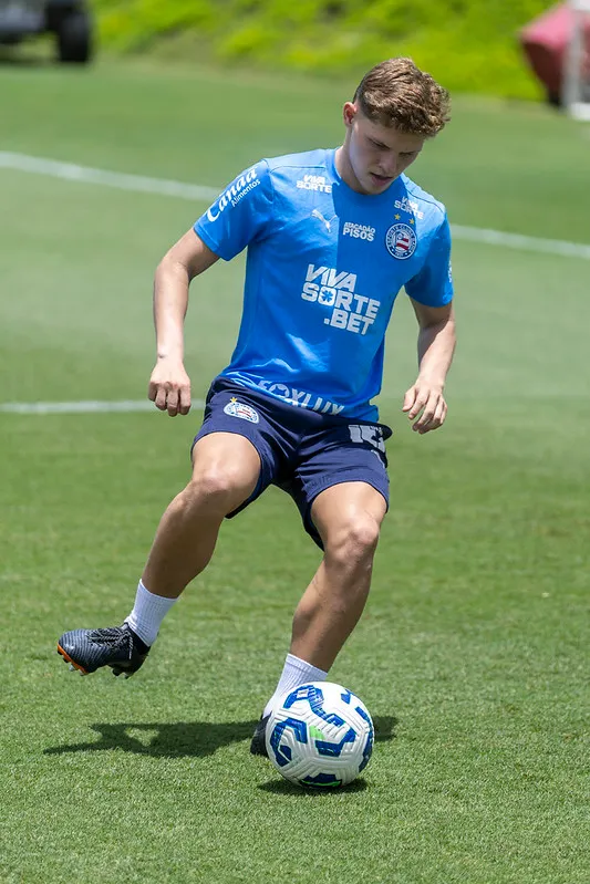 Dell treinando com os profissionais do Bahia – Foto: Rafael Rodrigues/ECB