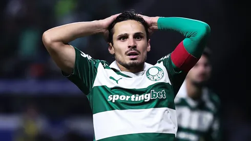 Raphael Veiga jogador do Palmeiras lamenta durante partida contra o Vitoria no estadio Arena Allianz Parque pelo campeonato Brasileiro A 2025. Foto: Ettore Chiereguini/AGIF