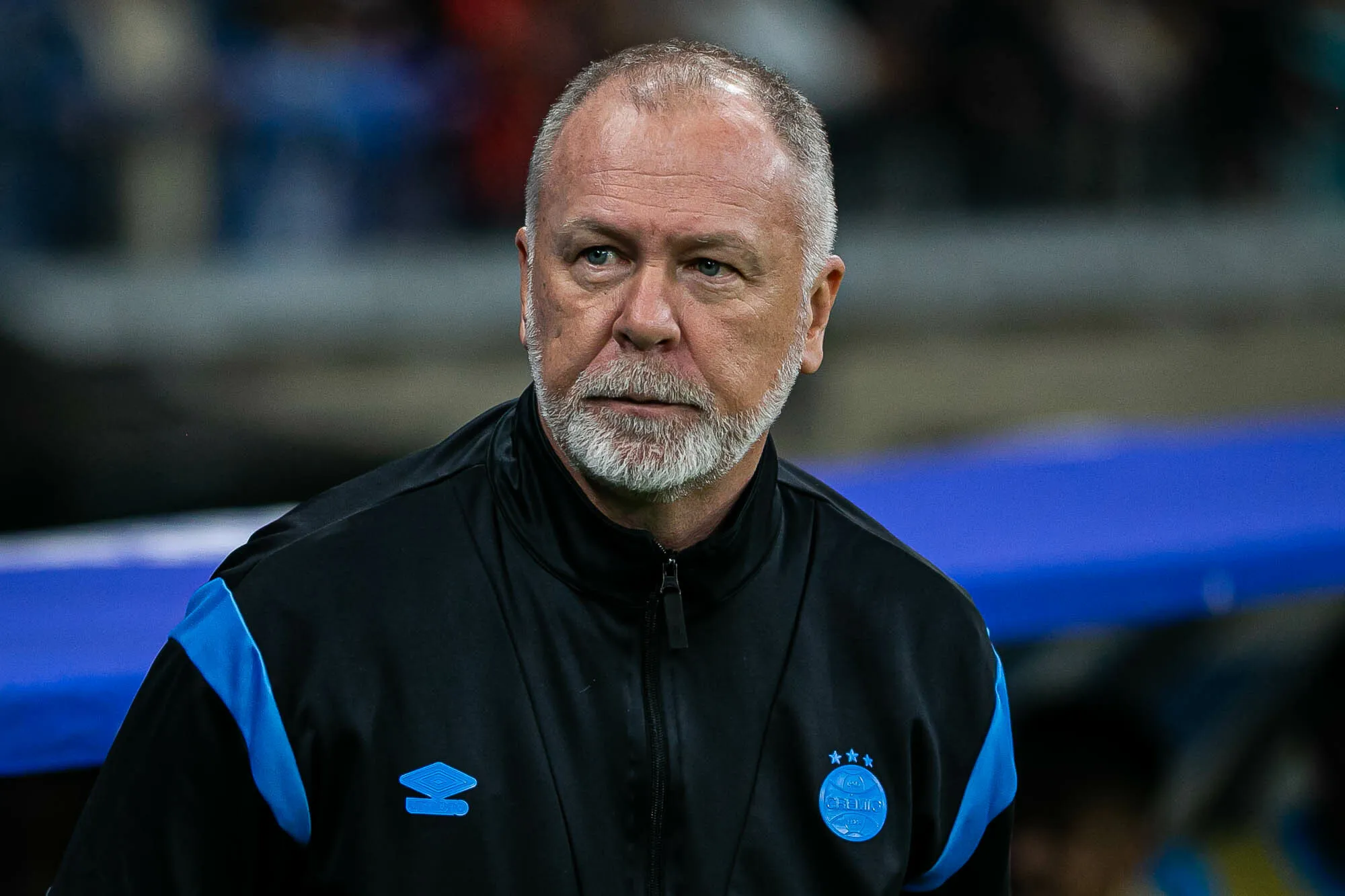 MG – BELO HORIZONTE – 13/07/2025 – BRASILEIRO A 2025, CRUZEIRO X GREMIO – Mano Mene Menezes tecnico do Gremio durante partida contra o Cruzeiro no estadio Mineirao pelo campeonato Brasileiro A 2025. Foto: Fernando Moreno/AGIF