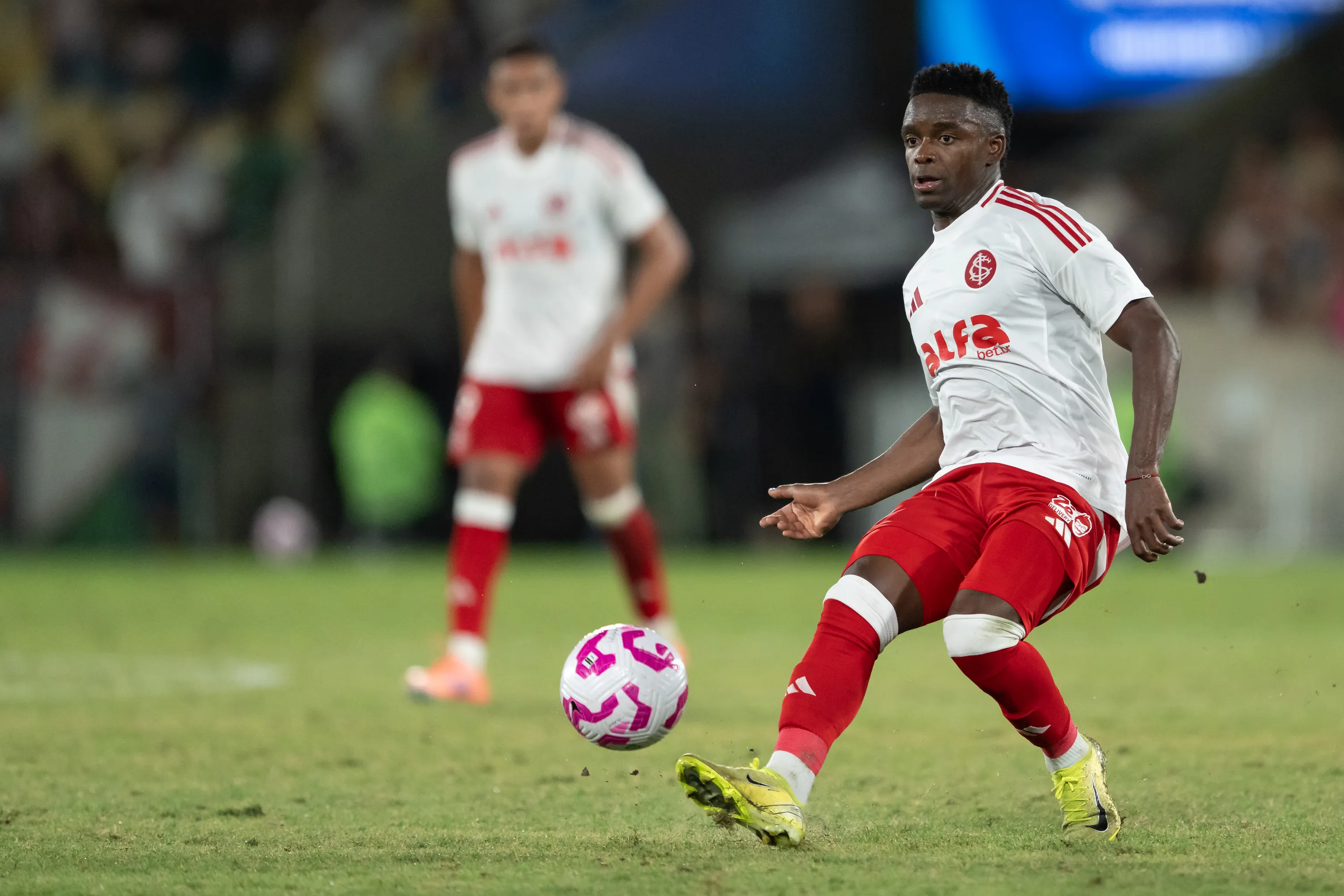 RJ – RIO DE JANEIRO – 25/10/2025 – BRASILEIRO A 2025, FLUMINENSE X INTERNACIONAL – Carbonero jogador do Internacional durante partida contra o Fluminense no estadio Maracana pelo campeonato Brasileiro A 2025. Foto: Jorge Rodrigues/AGIF
