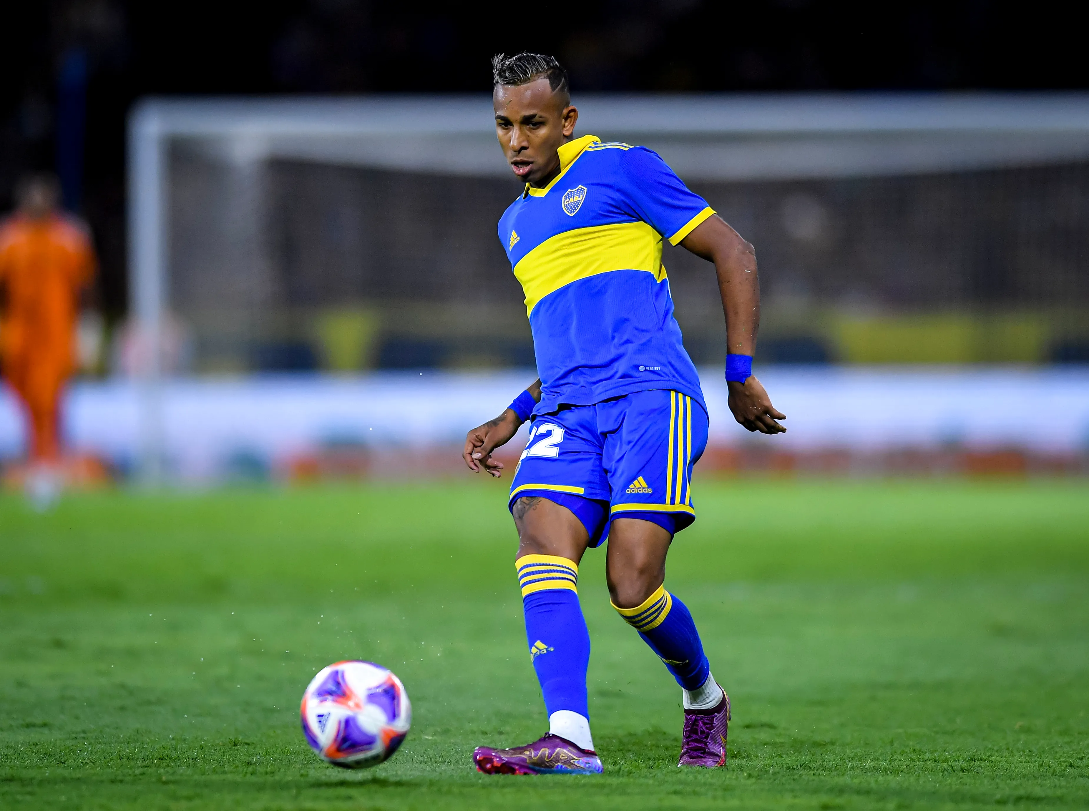 BUENOS AIRES, ARGENTINA – JANUARY 29: Sebastian Villa of Boca Juniors kicks the ball during a match between Boca and Atletico Tucuman as part of Liga Profesional 2023 at Estadio Alberto J. Armando on January 29, 2023 in Buenos Aires, Argentina. (Photo by Marcelo Endelli/Getty Images)