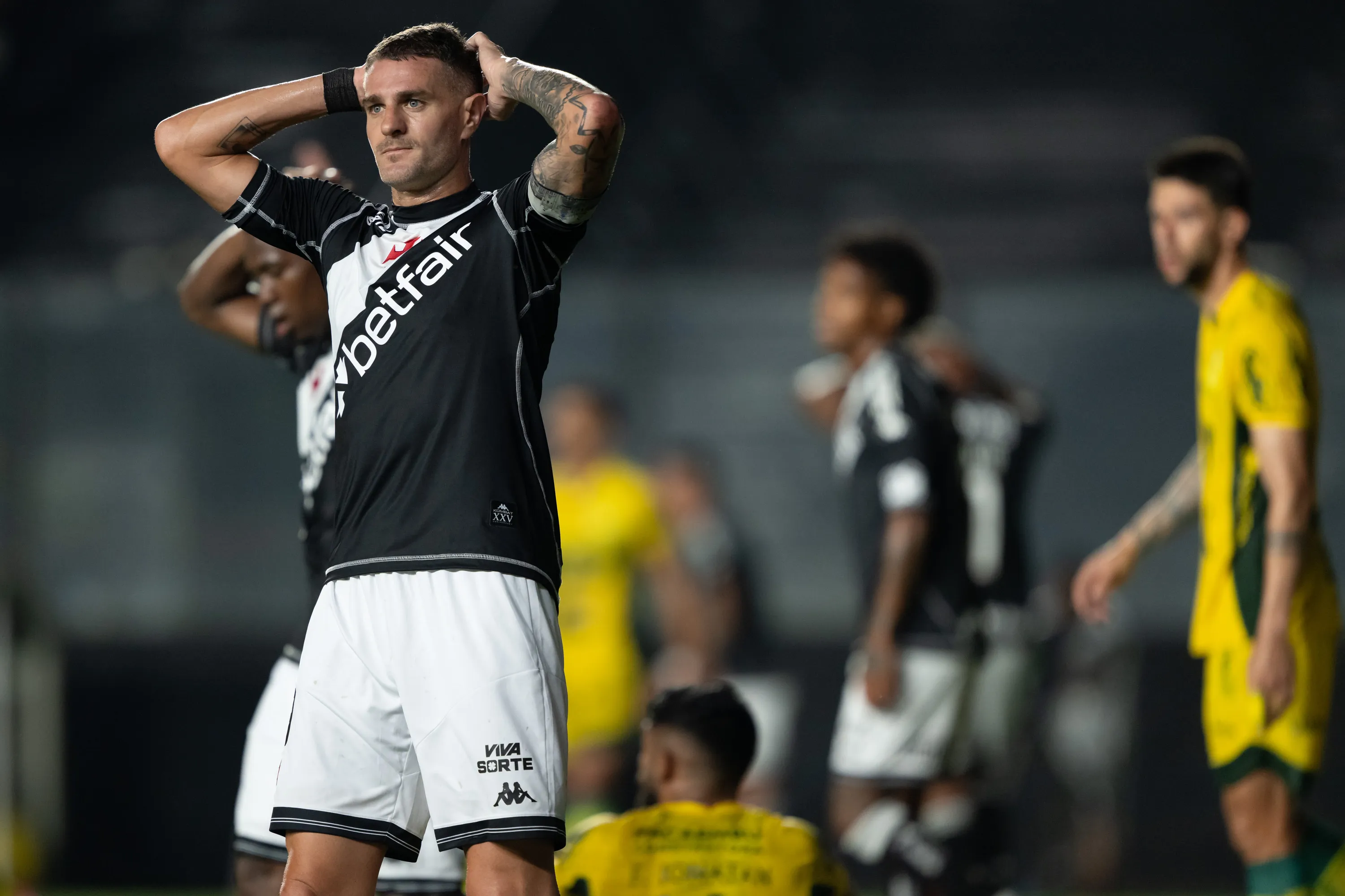 RJ – RIO DE JANEIRO – 02/12/2025 – BRASILEIRO A 2025, VASCO X MIRASSOL – Vegetti jogador do Vasco lamenta durante partida contra o Mirassol no estadio Sao Januario pelo campeonato Brasileiro A 2025. Foto: Jorge Rodrigues/AGIF