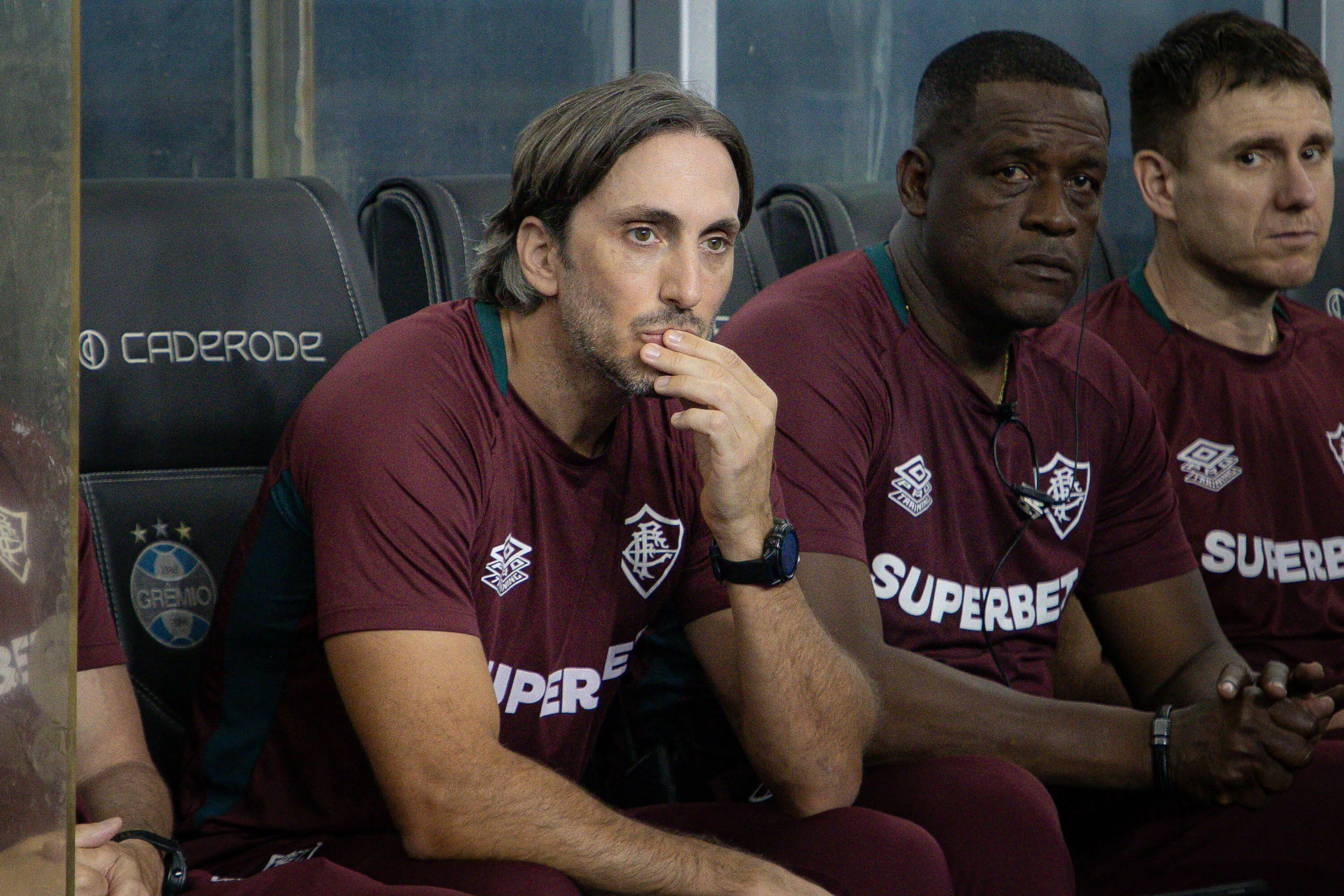 RS – PORTO ALEGRE – 02/12/2025 – BRASILEIRO A 2025, GREMIO X FLUMINENSE – Luis Zubeldia tecnico do Fluminense durante partida contra o Gremio no estadio Arena do Gremio pelo campeonato Brasileiro A 2025. Foto: Maxi Franzoi/AGIF