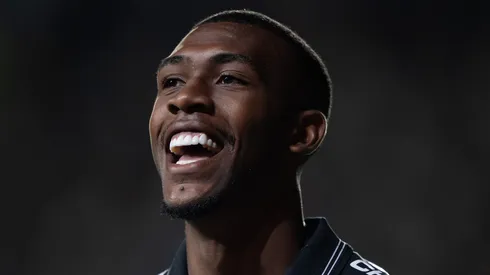 Rayan jogador do Vasco comemora seu gol durante partida contra o Internacional no estadio Sao Januario pelo campeonato Brasileiro A 2025. Foto: Jorge Rodrigues/AGIF