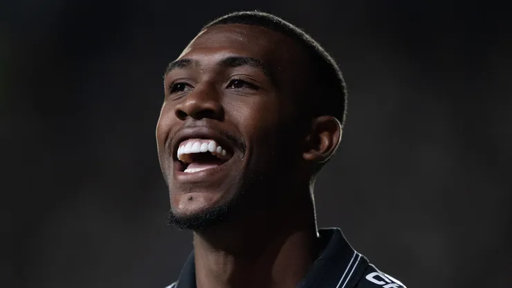 Rayan jogador do Vasco comemora seu gol durante partida contra o Internacional no estadio Sao Januario pelo campeonato Brasileiro A 2025. Foto: Jorge Rodrigues/AGIF