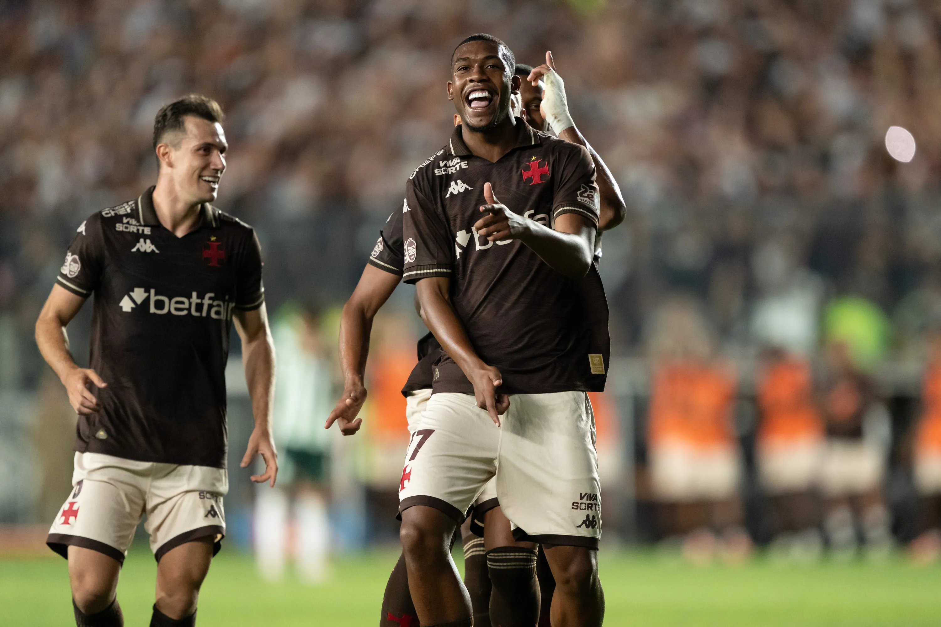 Rayan jogador do Vasco comemora seu gol com jogadores do seu time durante partida contra o Juventude no estadio Sao Januario pelo campeonato Brasileiro A 2025. Foto: Jorge Rodrigues/AGIF