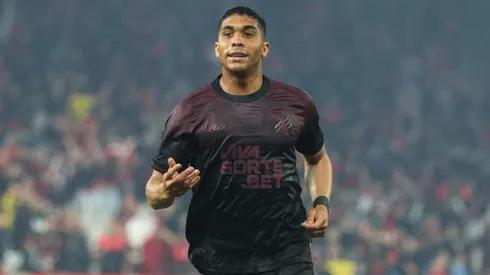 Julimar jogador do Athletico-PR comemora seu gol durante partida contra o Amazonas no estadio Arena da Baixada pelo campeonato Brasileiro B 2025.