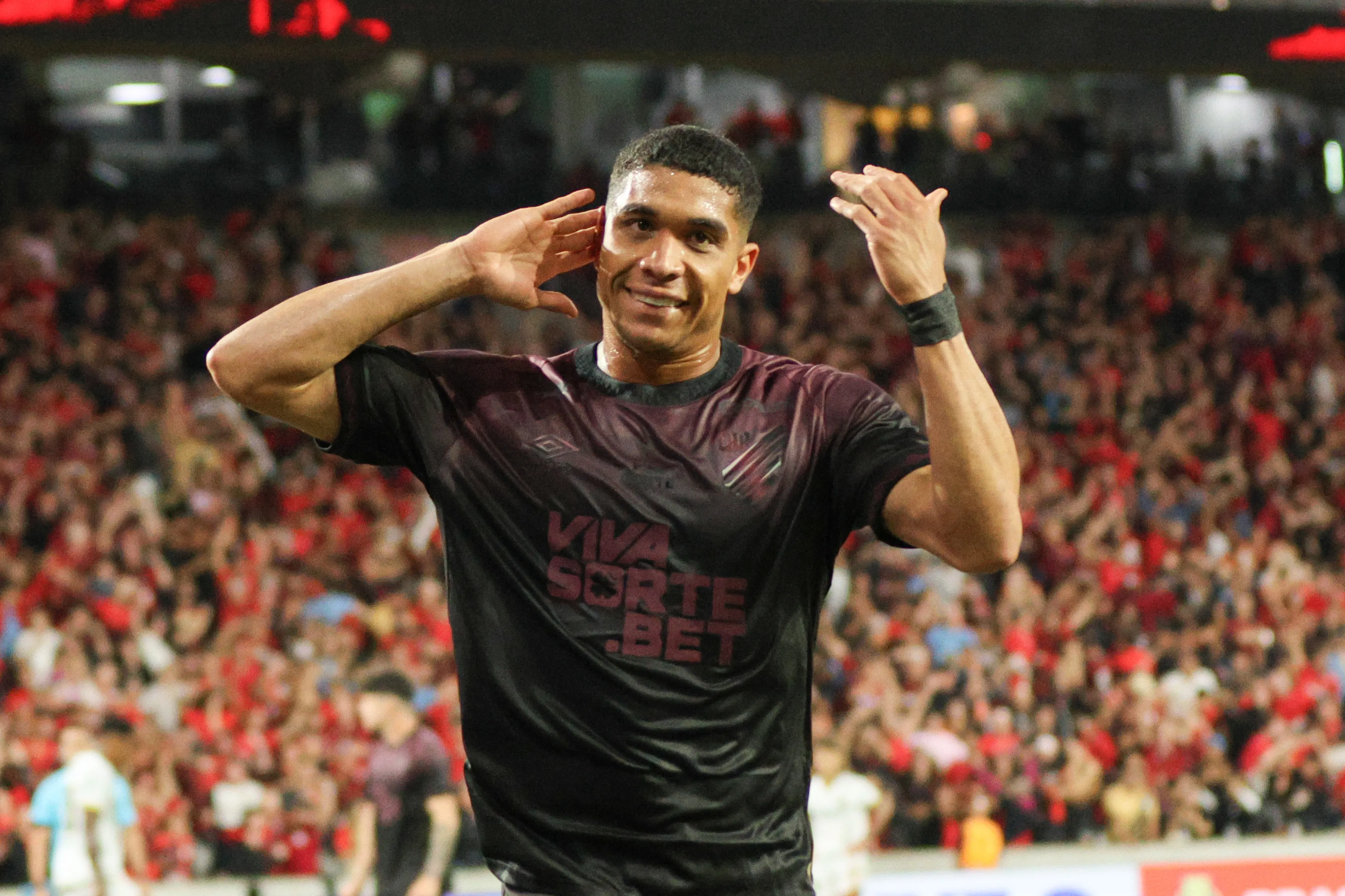 PR – CURITIBA – 08/11/2025 – BRASILEIRO B 2025, ATHLETICO-PR X VOLTA REDONDA – Julimar jogador do Athletico-PR comemora seu gol durante partida contra o Volta Redonda no estadio Arena da Baixada pelo campeonato Brasileiro B 2025. Foto: Robson Mafra/AGIF