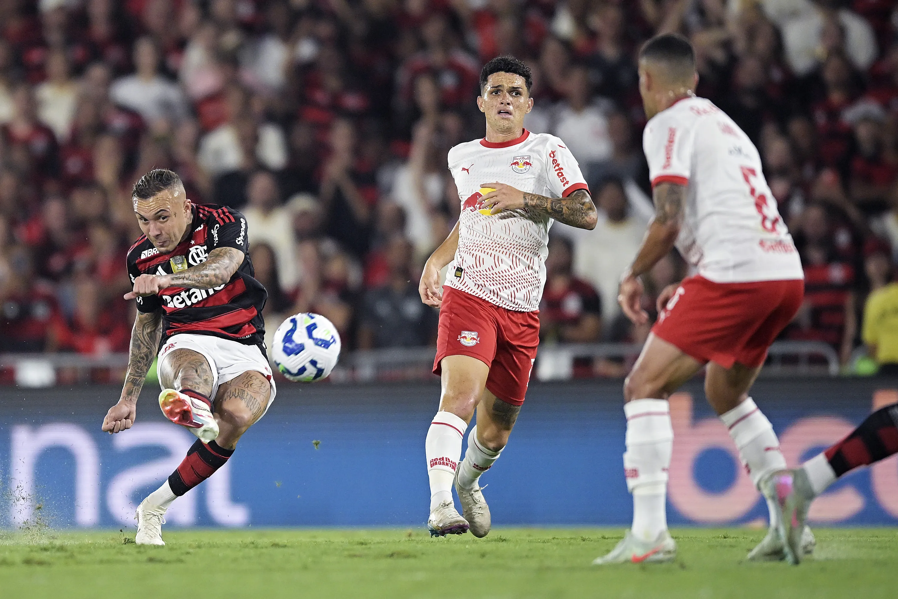 RJ – RIO DE JANEIRO – 22/11/2025 – BRASILEIRO A 2025, FLAMENGO X BRAGANTINO – Everton Cebolinha jogador do Flamengo durante partida contra o Bragantino no estadio Maracana pelo campeonato Brasileiro A 2025. Foto: Alexandre Loureiro/AGIF