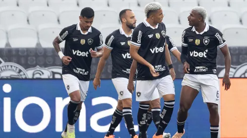 Jogadores do Botafogo comemorando gol do empate contra o Corinthians. Foto: Joisel Amaral/AGIF