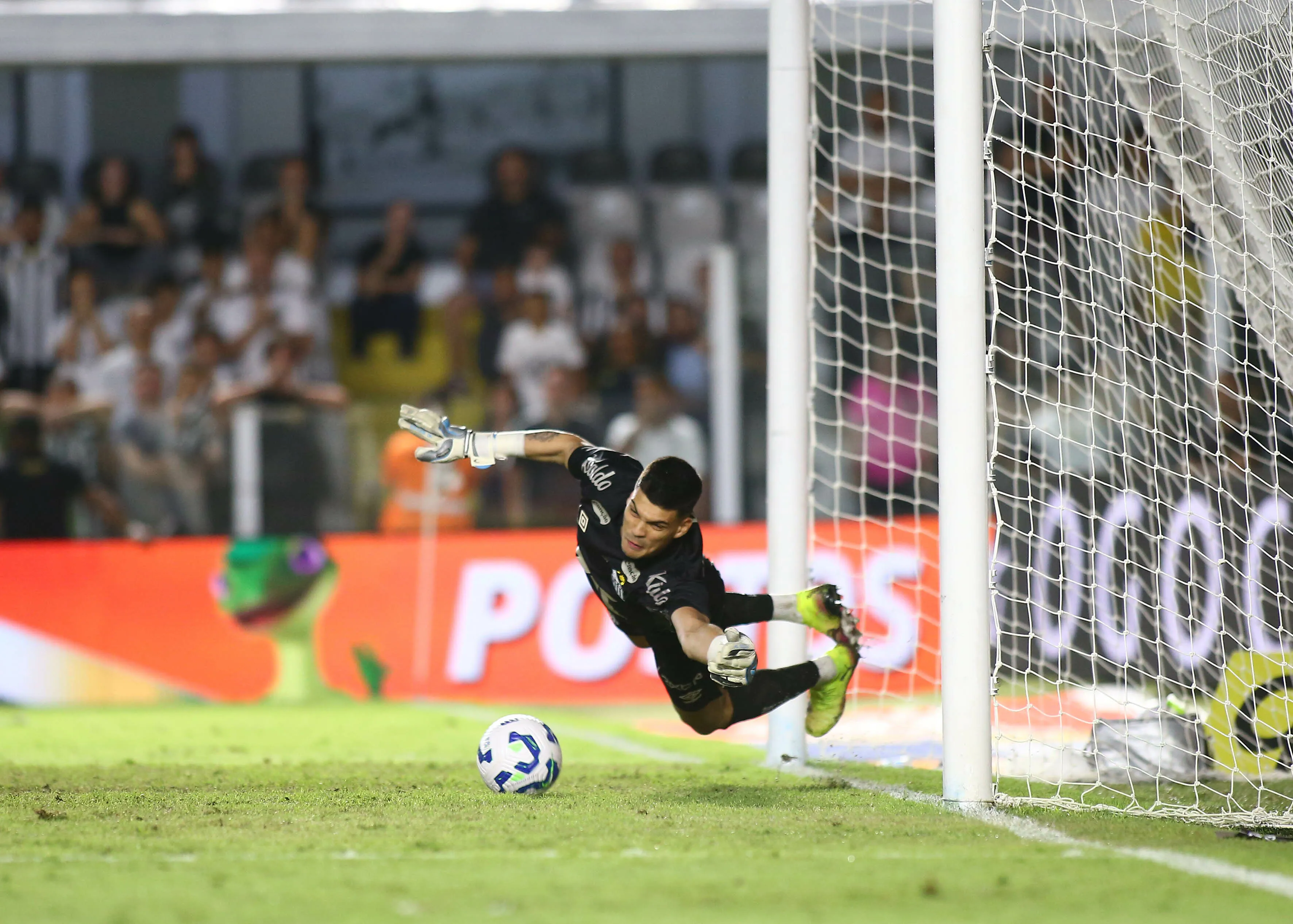 Gabriel Brazão jogador do Santos durante partida contra o CRB no estadio Vila Belmiro pelo campeonato Copa Do Brasil 2025. Foto: Mauricio De Souza/AGIF