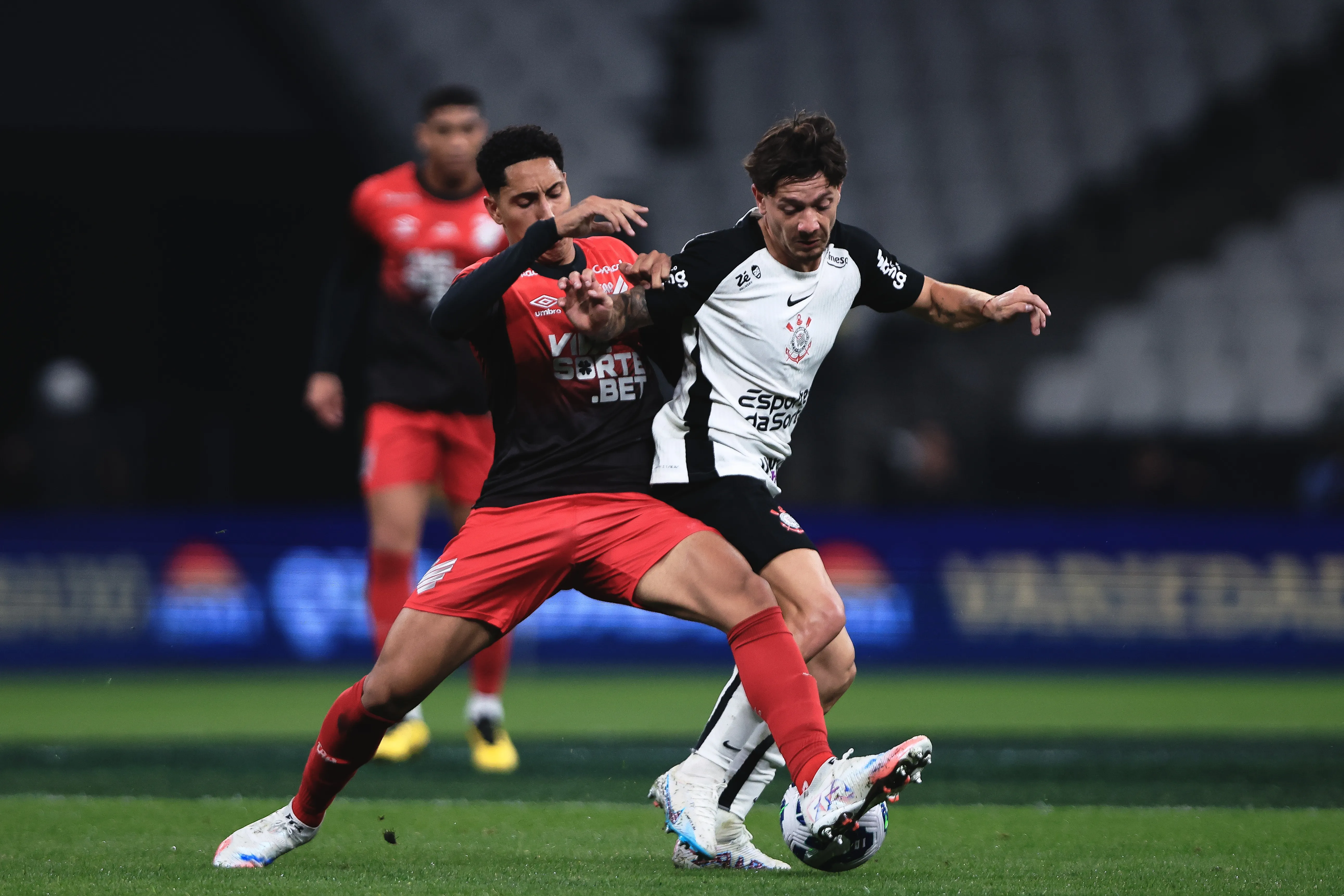 Felipinho em ação pelo Athletico-PR contra o Corinthians na Copa do Brasil. Foto: Ettore Chiereguini/AGIF