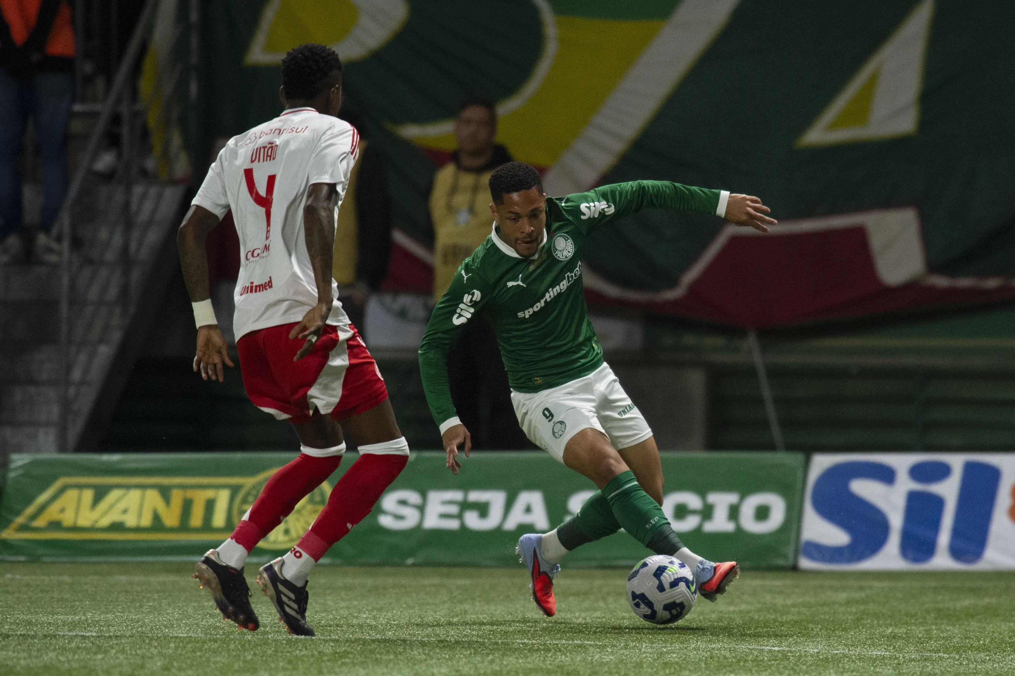Vitor Roque jogador do Palmeiras disputa lance com Vitão jogador do Internacional durante partida no estadio Arena Allianz Parque pelo campeonato Brasileiro A 2025. Foto: Anderson Romao/AGIF
