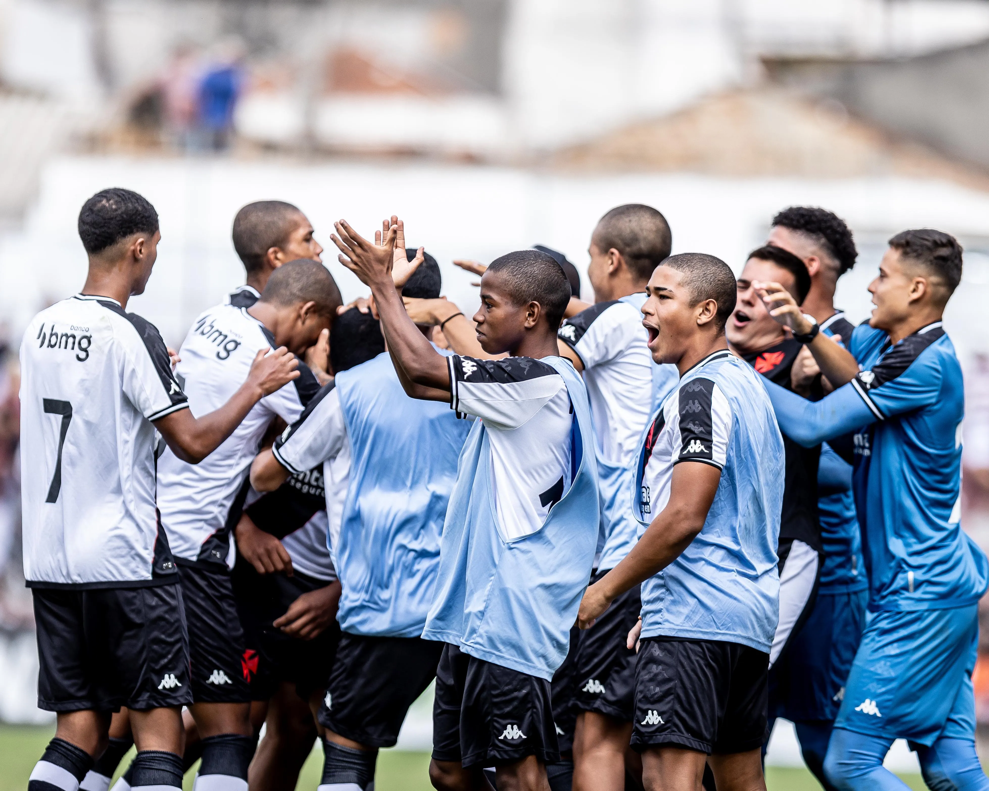 Jogadores da base comemoram gol na Copinha. Foto: Vinicius Gentil.