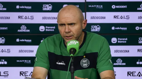 Mozart tecnico do Coritiba durante entrevista coletiva apos a partida contra o Athletic Club no estadio Couto Pereira pelo campeonato Brasileiro B 2025. Foto: Robson Mafra/AGIF