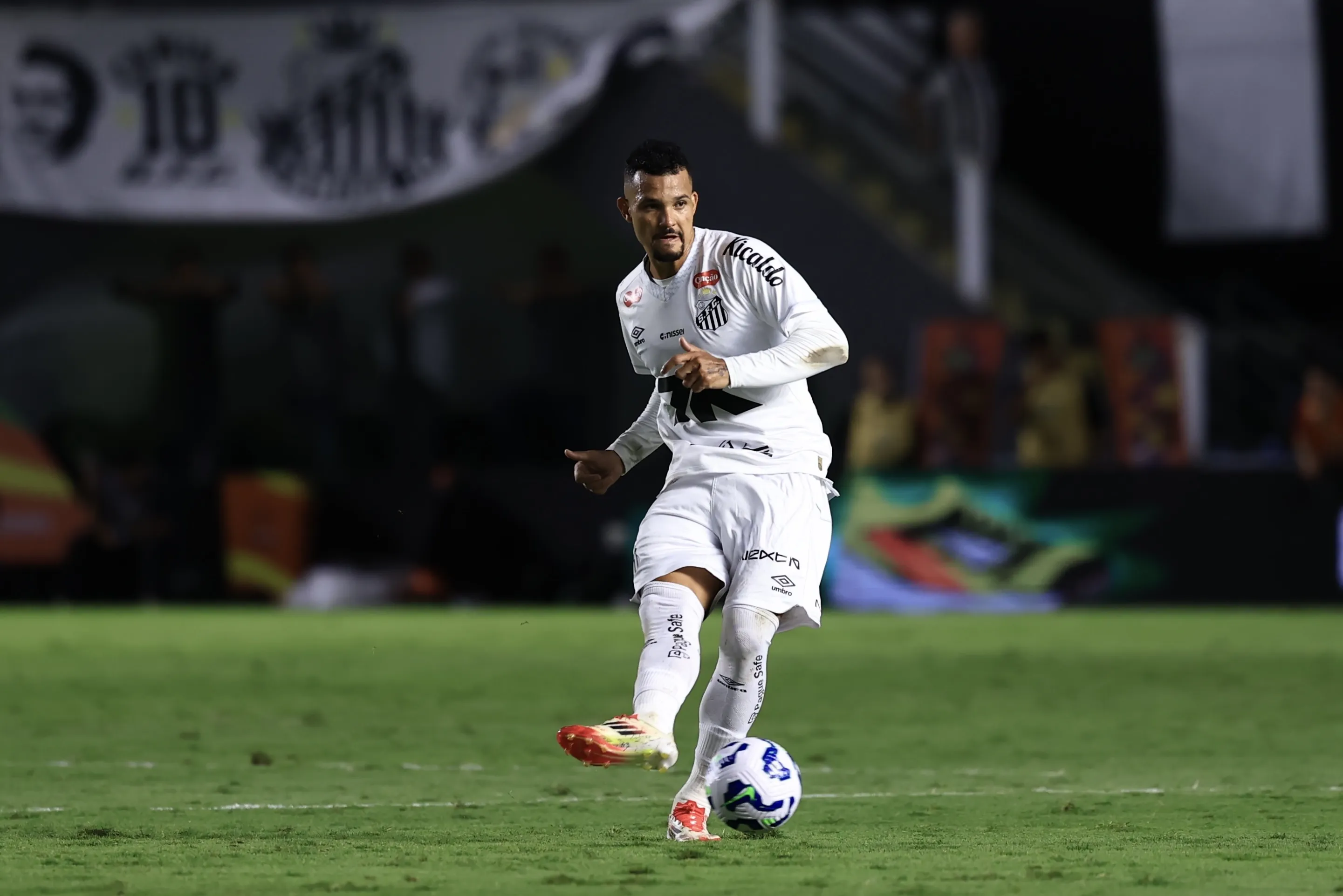 Ze Ivaldo jogador do Santos durante partida contra o CRB  – Foto: Marcello Zambrana/AGIF