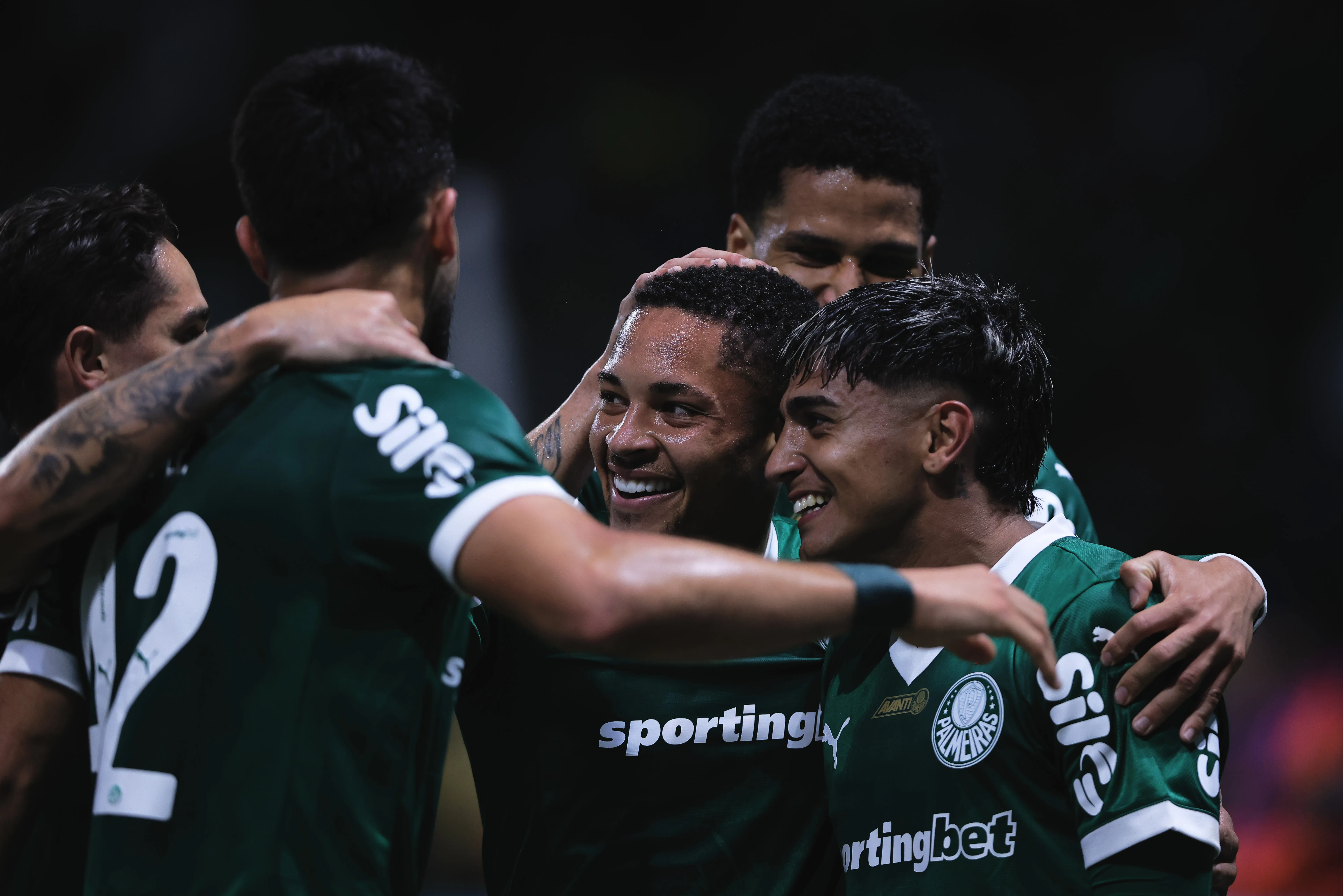 SP – SAO PAULO – 13/09/2025 – BRASILEIRO A 2025, PALMEIRAS X INTERNACIONAL – Vitor Roque jogador do Palmeiras comemora seu gol com jogadores do seu time durante partida contra o Internacional no estadio Arena Allianz Parque pelo campeonato Brasileiro A 2025. Foto: Ettore Chiereguini/AGIF