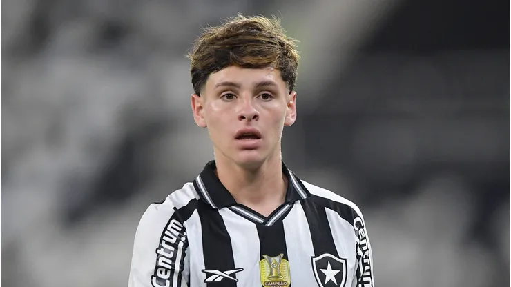 Montoro treinou no Botafogo e deve jogar.