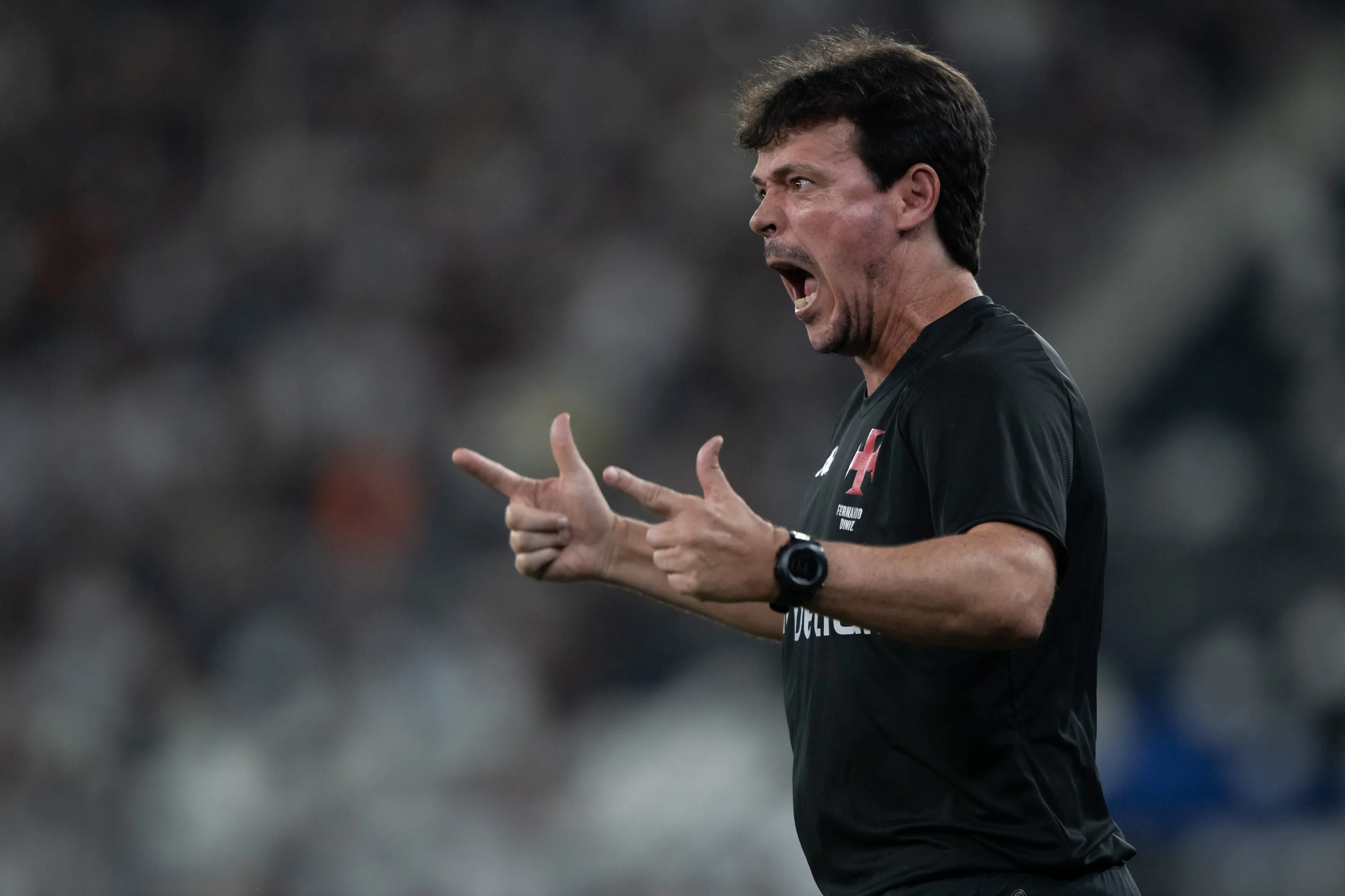 Fernando Diniz tecnico do Vasco durante partida contra o Botafogo no estadio Engenhao pelo campeonato Brasileiro A 2025. Foto: Jorge Rodrigues/AGIF