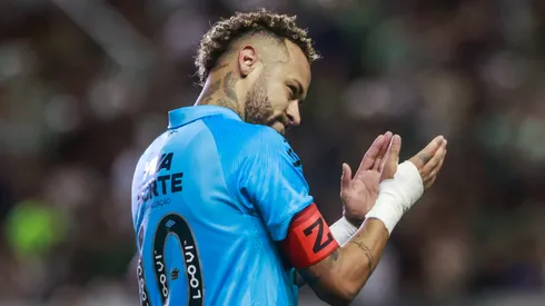 Neymar jogador do Santos comemora seu gol durante partida contra o Juventude no estadio Alfredo Jaconi pelo campeonato Brasileiro A 2025. Foto: Luiz Erbes/AGIF