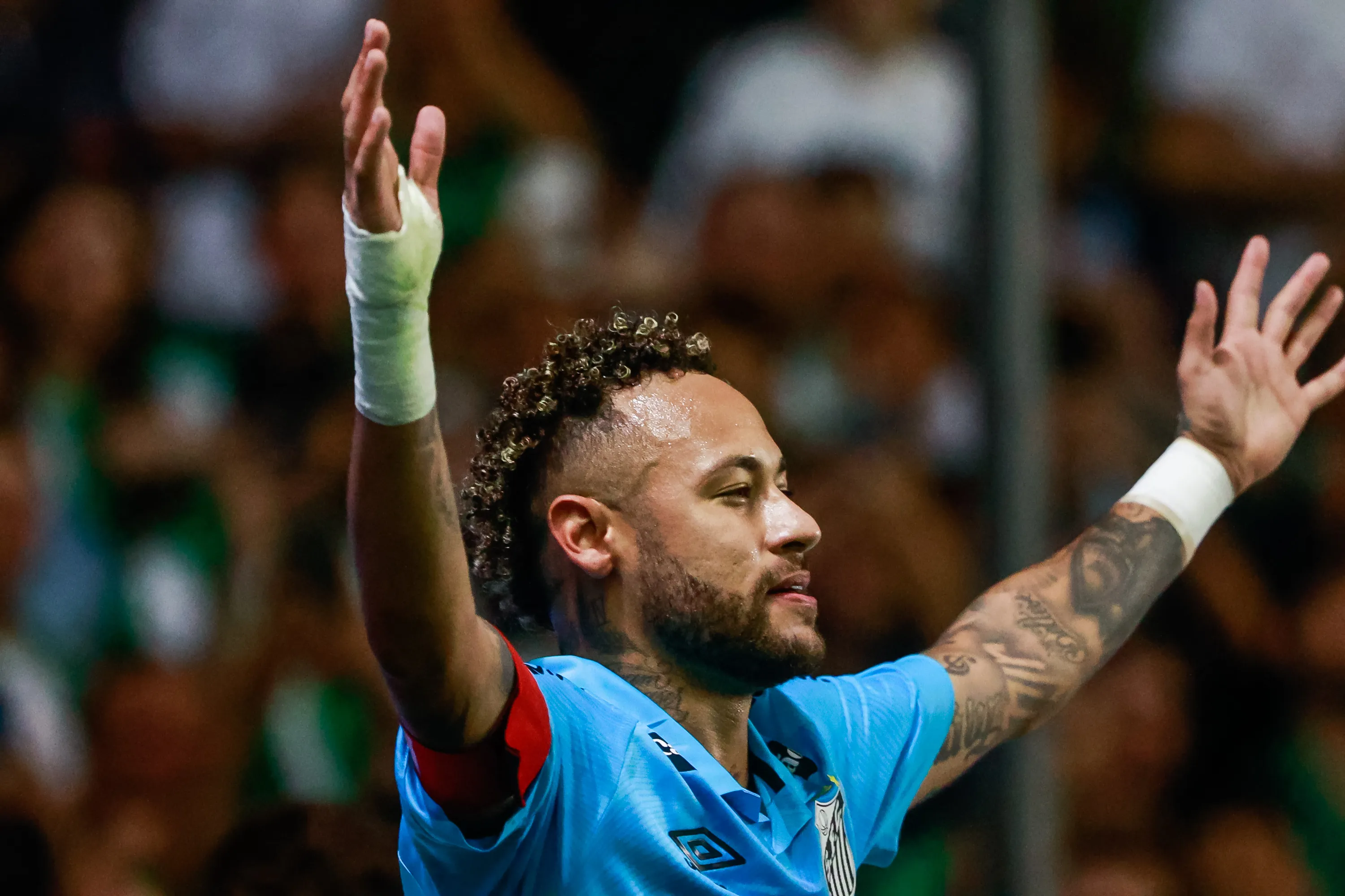 Neymar jogador do Santos comemora seu gol durante partida contra o Juventude no estadio Alfredo Jaconi pelo campeonato Brasileiro A 2025. Foto: Luiz Erbes/AGIF