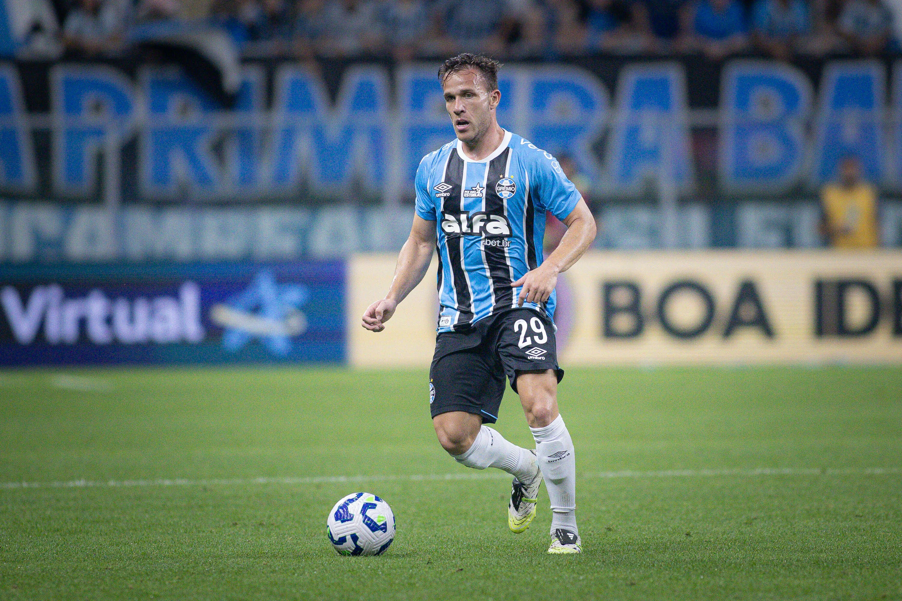 RS – PORTO ALEGRE – 16/10/2025 – BRASILEIRO A 2025, GREMIO X SAO PAULO – Arthur jogador do Gremio durante partida contra o Sao Paulo no estadio Arena do Gremio pelo campeonato Brasileiro A 2025. Foto: Maxi Franzoi/AGIF