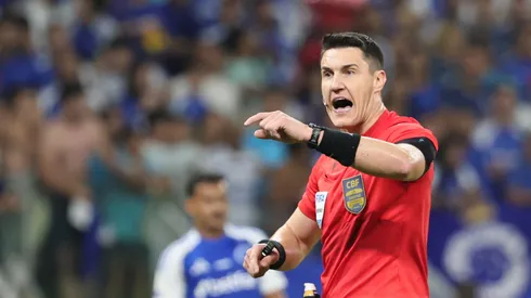 O árbitro Rafael Rodrigo Klein durante partida entre Cruzeiro e Atlético-MG no estádio Mineirão pelo campeonato Copa Do Brasil 2025. Foto: Gilson Lobo/AGIF