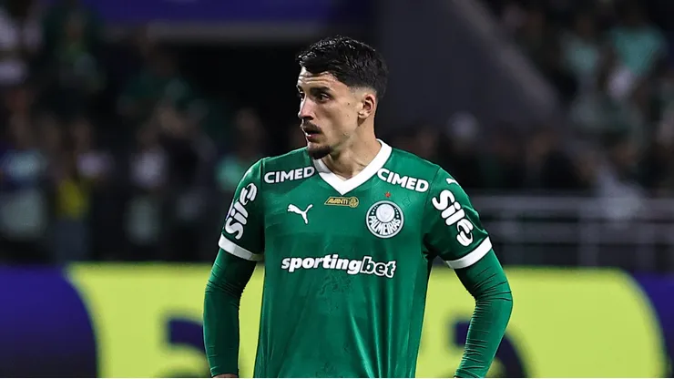 Joaquin Piquerez jogador do Palmeiras durante partida contra o Santos no estadio Arena Allianz Parque pelo campeonato Brasileiro A 2025. Foto: Fabio Giannelli/AGIF