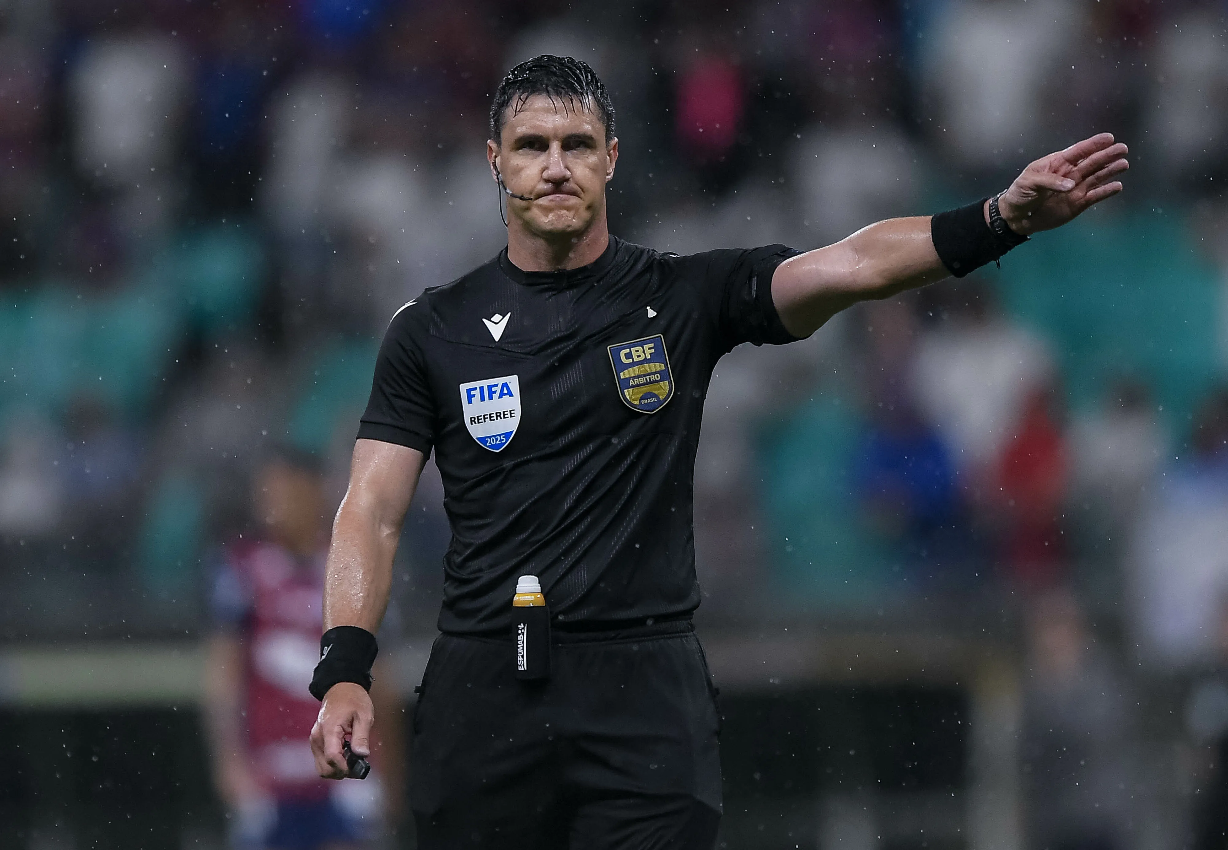 O arbitro Rafael Rodrigo Klein durante partida entre Bahia e Fortaleza no estadio Arena Fonte Nova pelo campeonato Brasileiro A 2025. Foto: Jhony Pinho/AGIF