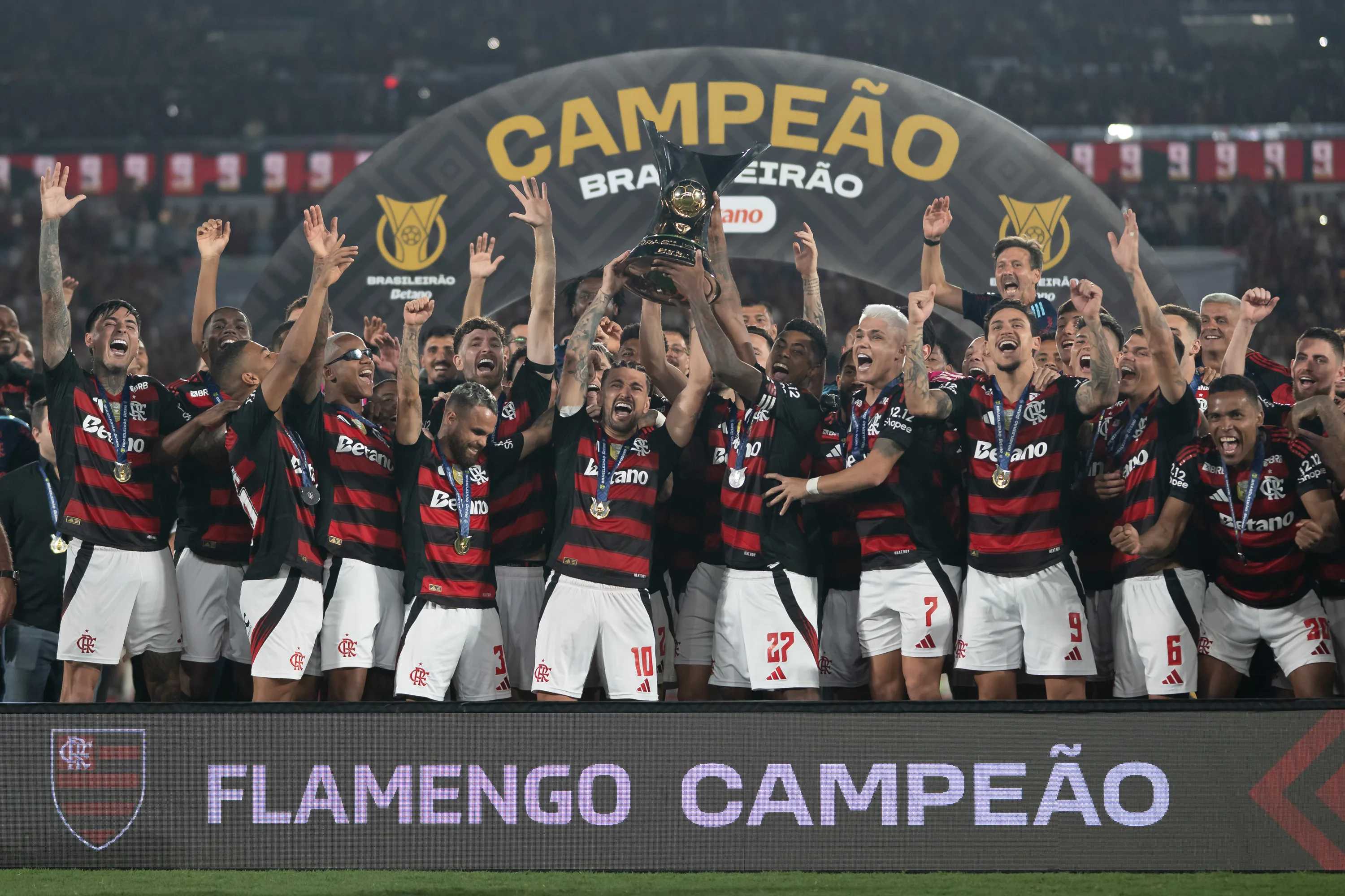RJ – RIO DE JANEIRO – 03/12/2025 – BRASILEIRO A 2025, FLAMENGO X CEARA – Arrascaeta jogador do Flamengo levanta a taca de campeao durante cerimonia de premiacao ao final da partida contra o Ceara no estadio Maracana pela decisao do campeonato Brasileiro A 2025. Foto: Jorge Rodrigues/AGIF
