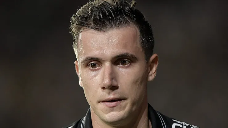 Lucas Piton jogador do Vasco durante partida contra o Botafogo no estadio Sao Januario pelo campeonato Copa Do Brasil 2025. Foto: Thiago Ribeiro/AGIF