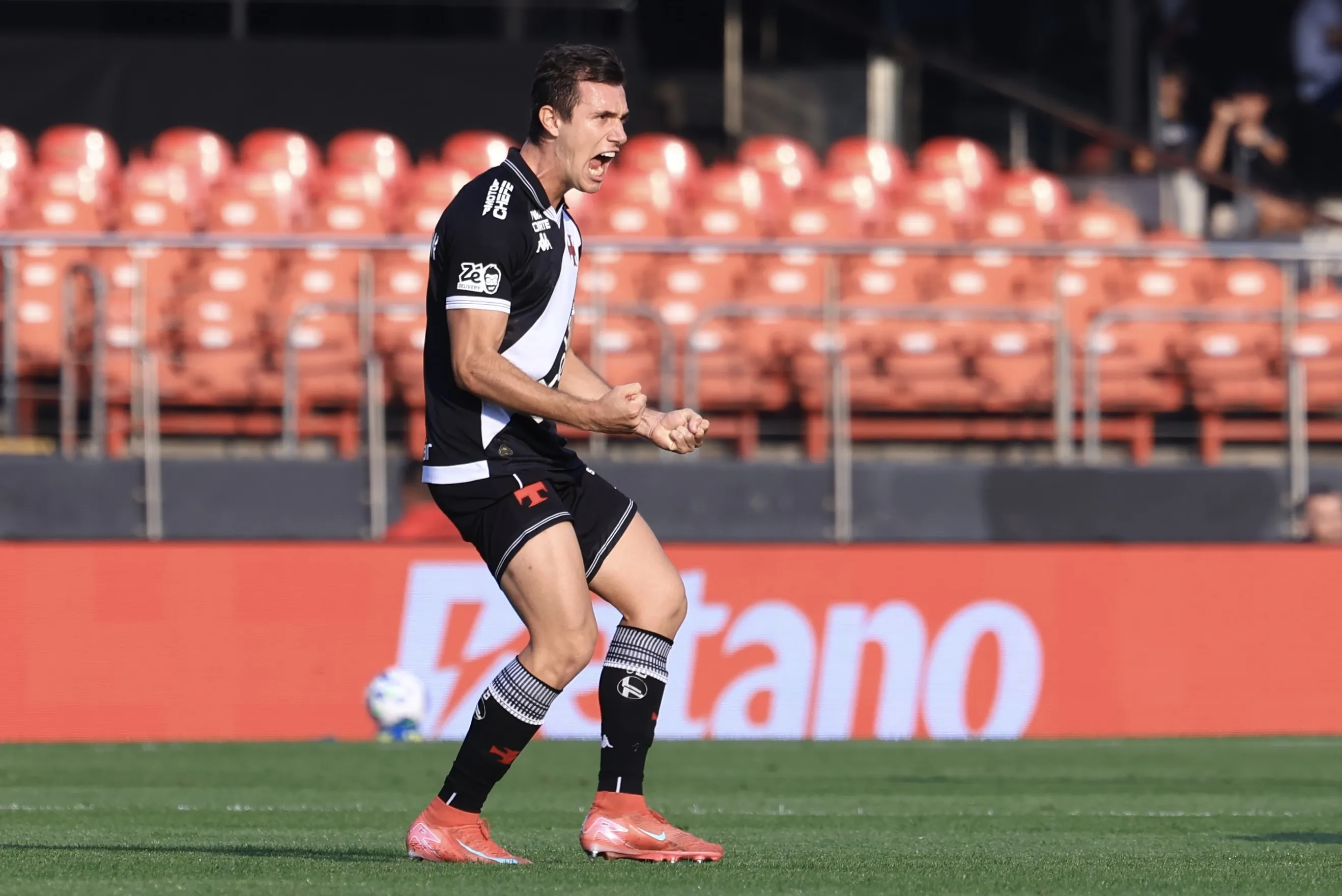 Lucas Piton jogador do Vasco comemora seu gol durante partida contra o Santos no estadio Morumbi pelo campeonato Brasileiro A 2025. Foto: Marcello Zambrana/AGIF