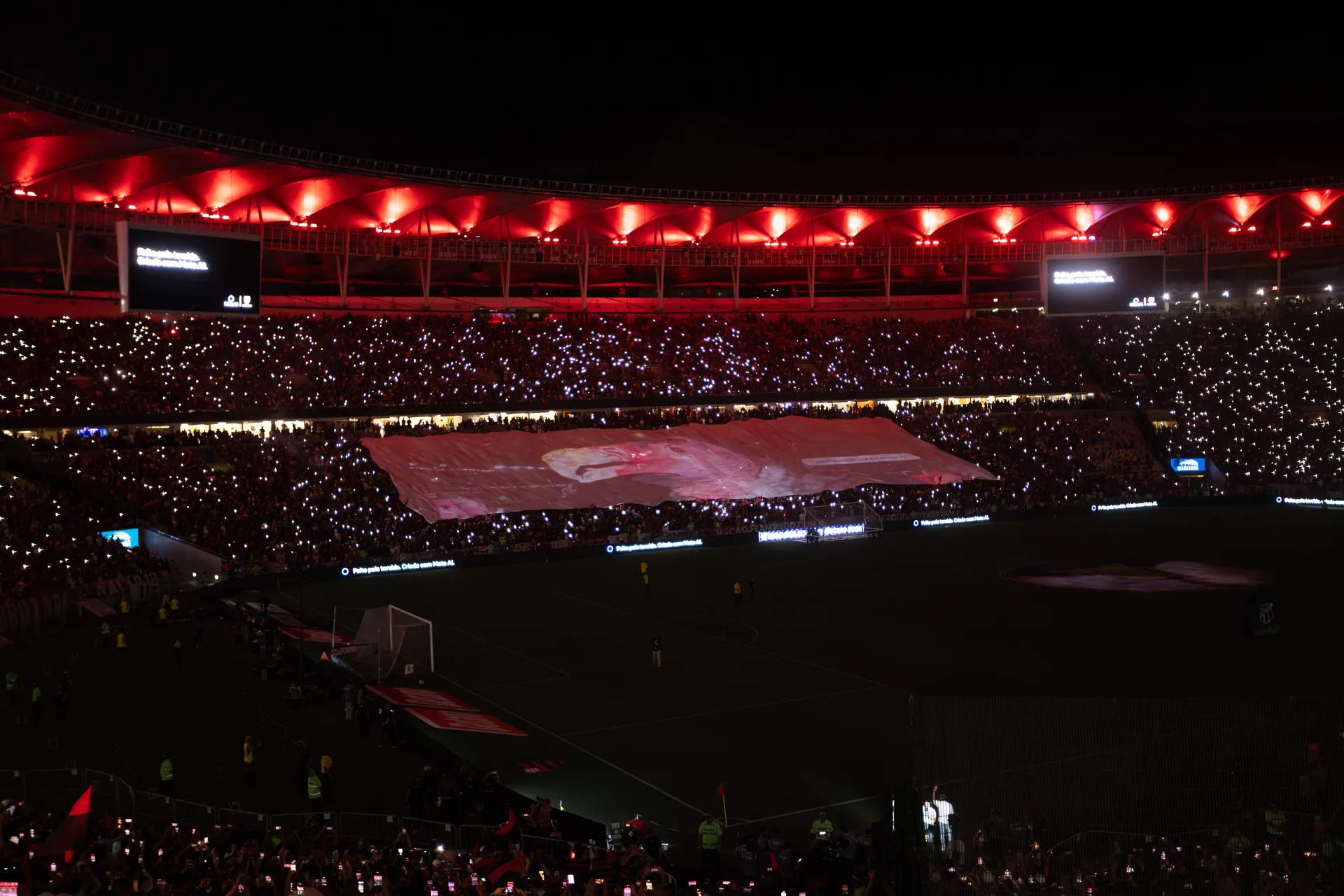 O bandeirão foi aberto no setor leste do Maracanã (Foto: Mariana Sá)