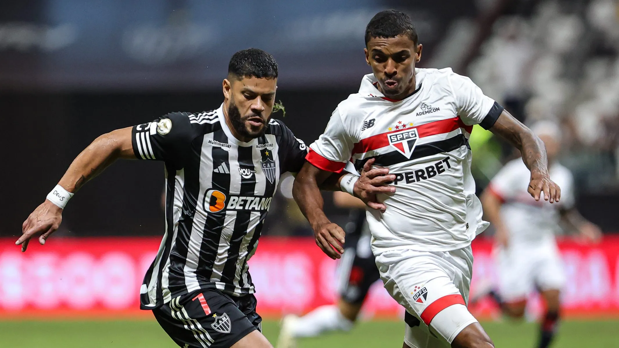 Luiz Gustavo durante jogo pelo Tricolor. Foto: Gilson Lobo/AGIF